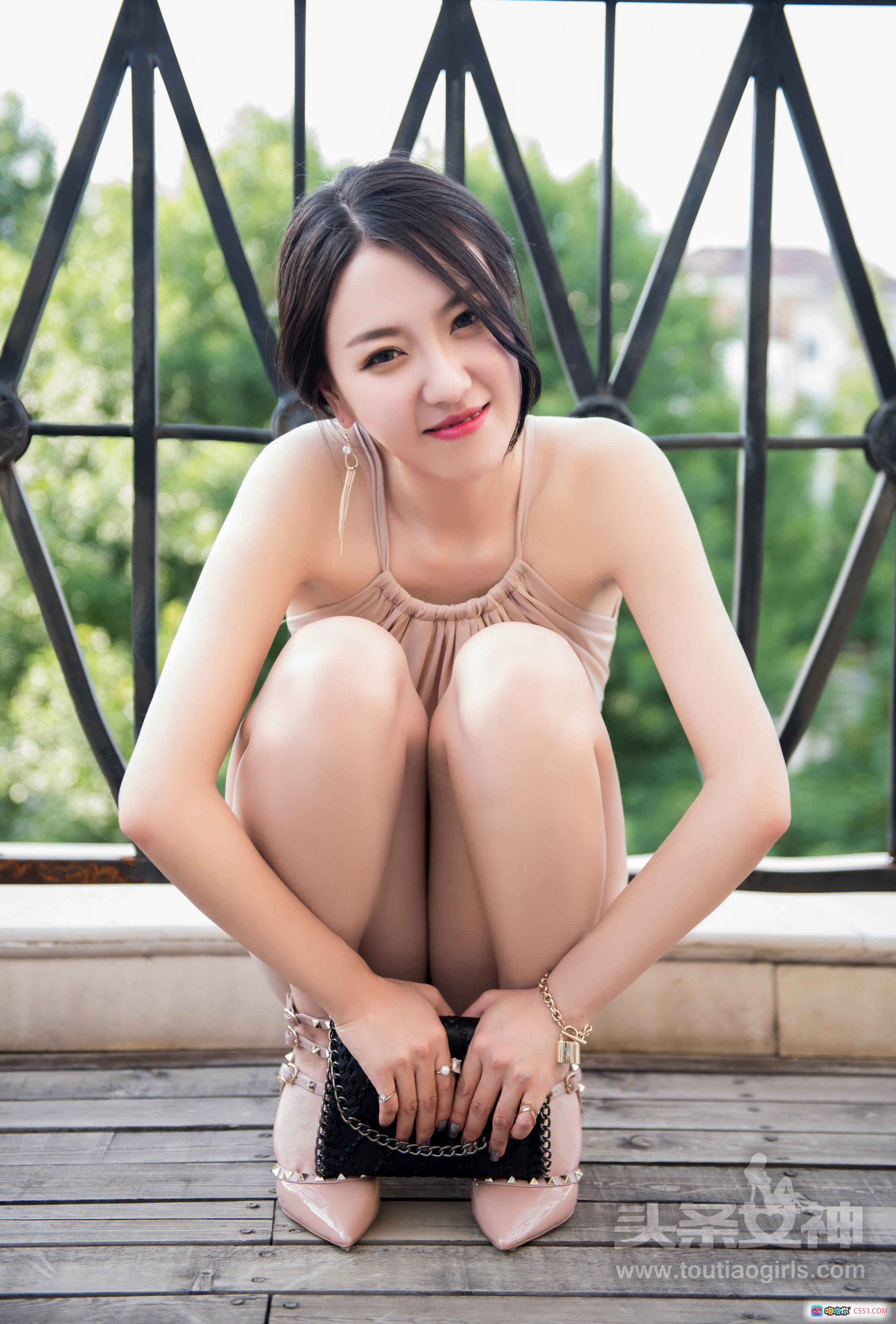 图片[7] - 丹丹爱在深秋 | 头条女神优雅写真 | 粉色吊带裙美拍 | 砖墙绿植背景 | 2017年7月3日高清图集 - 就要吻