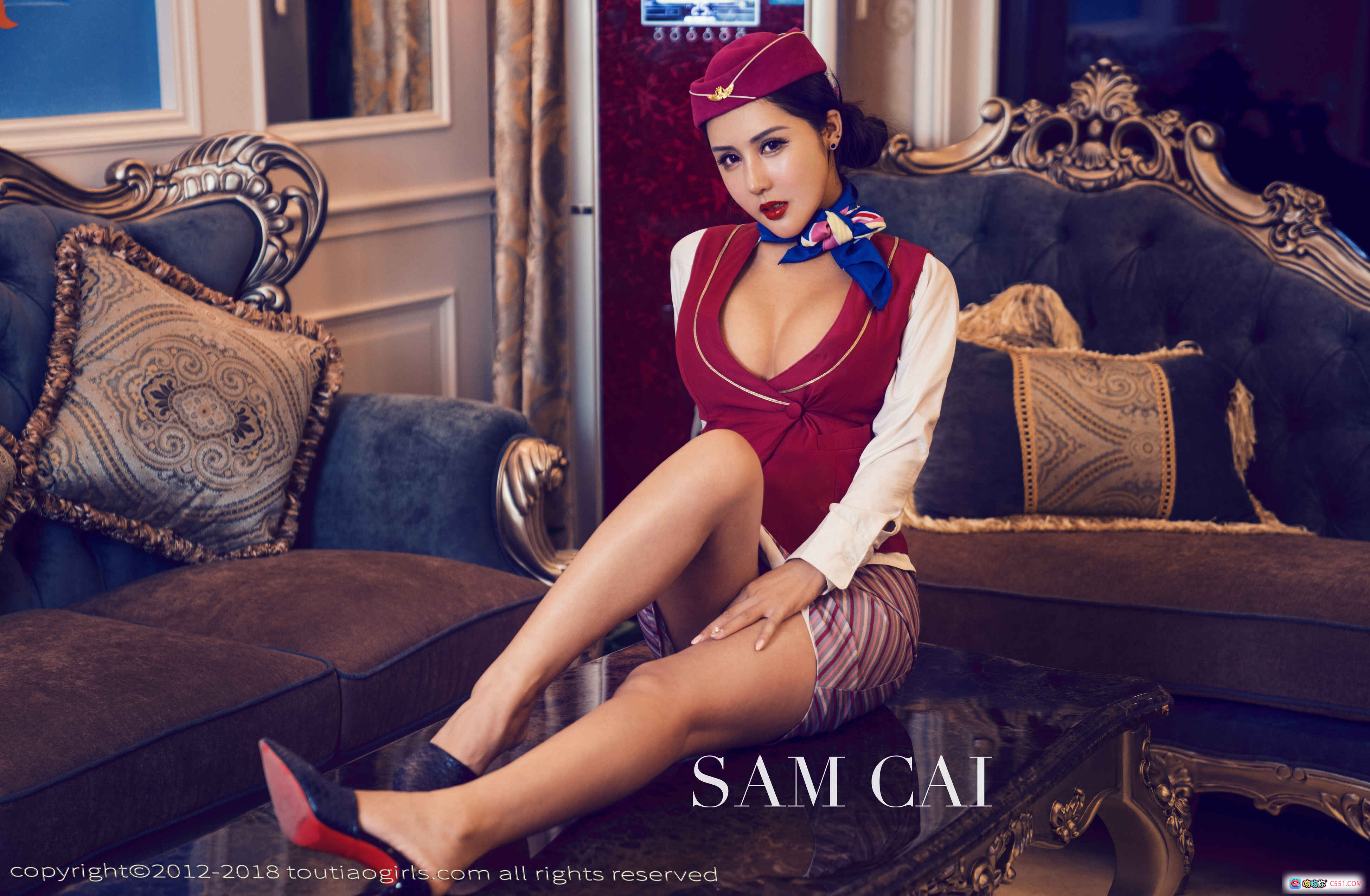 图片[6] - TouTiao头条女神2018私密空乘写真｜红白制服+条纹裤+华丽吊灯背景｜SAM CAI优雅性感造型 - 就要吻