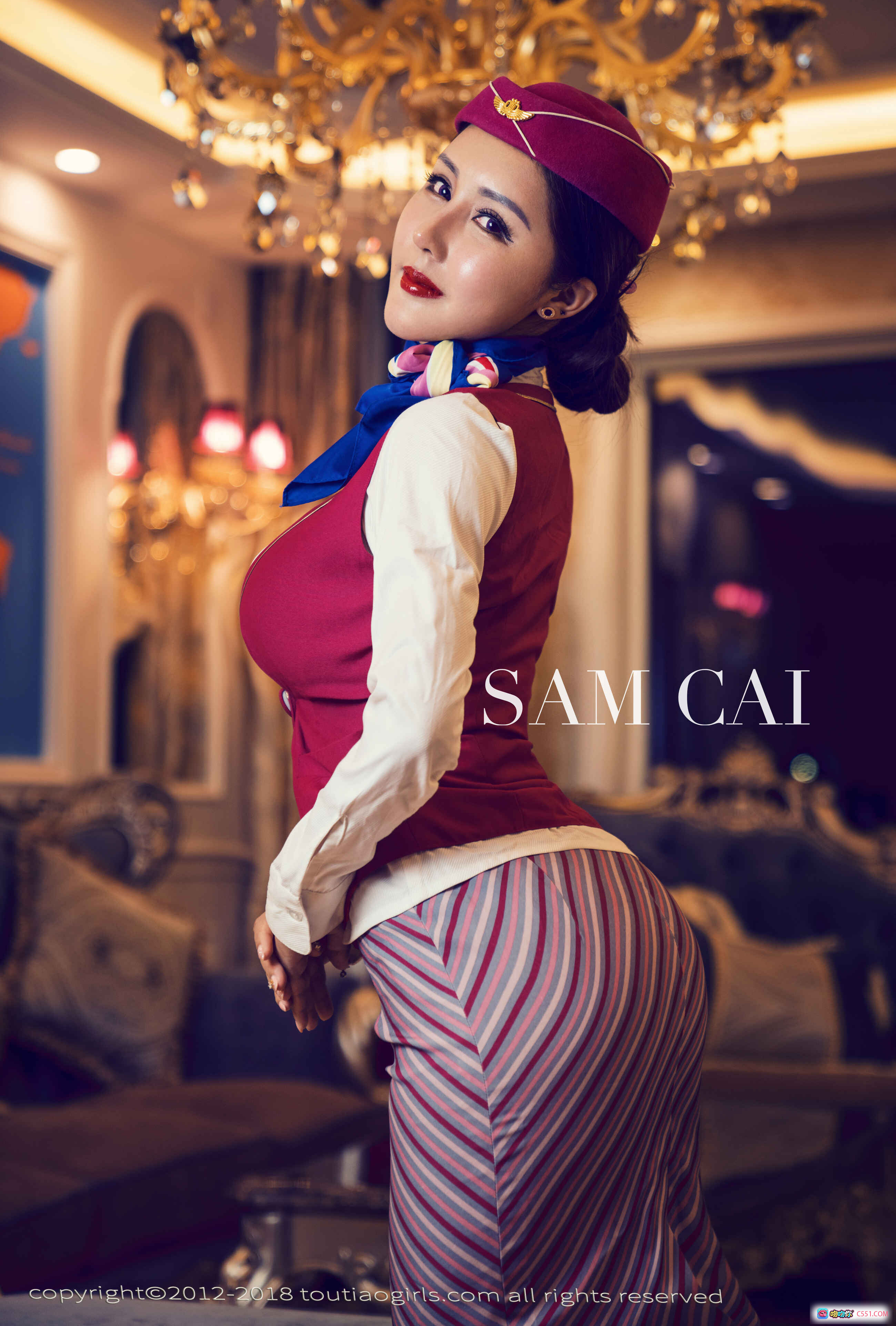 TouTiao头条女神2018私密空乘写真｜红白制服+条纹裤+华丽吊灯背景｜SAM CAI优雅性感造型 - 就要吻