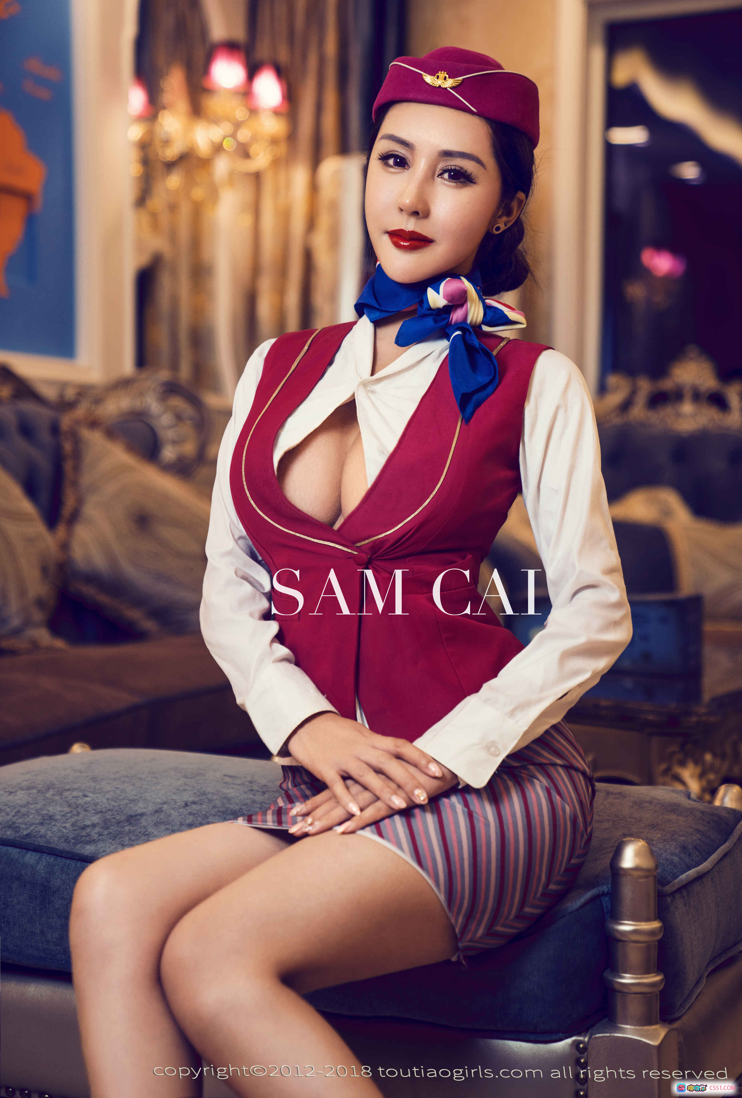 图片[5] - TouTiao头条女神2018私密空乘写真｜红白制服+条纹裤+华丽吊灯背景｜SAM CAI优雅性感造型 - 就要吻
