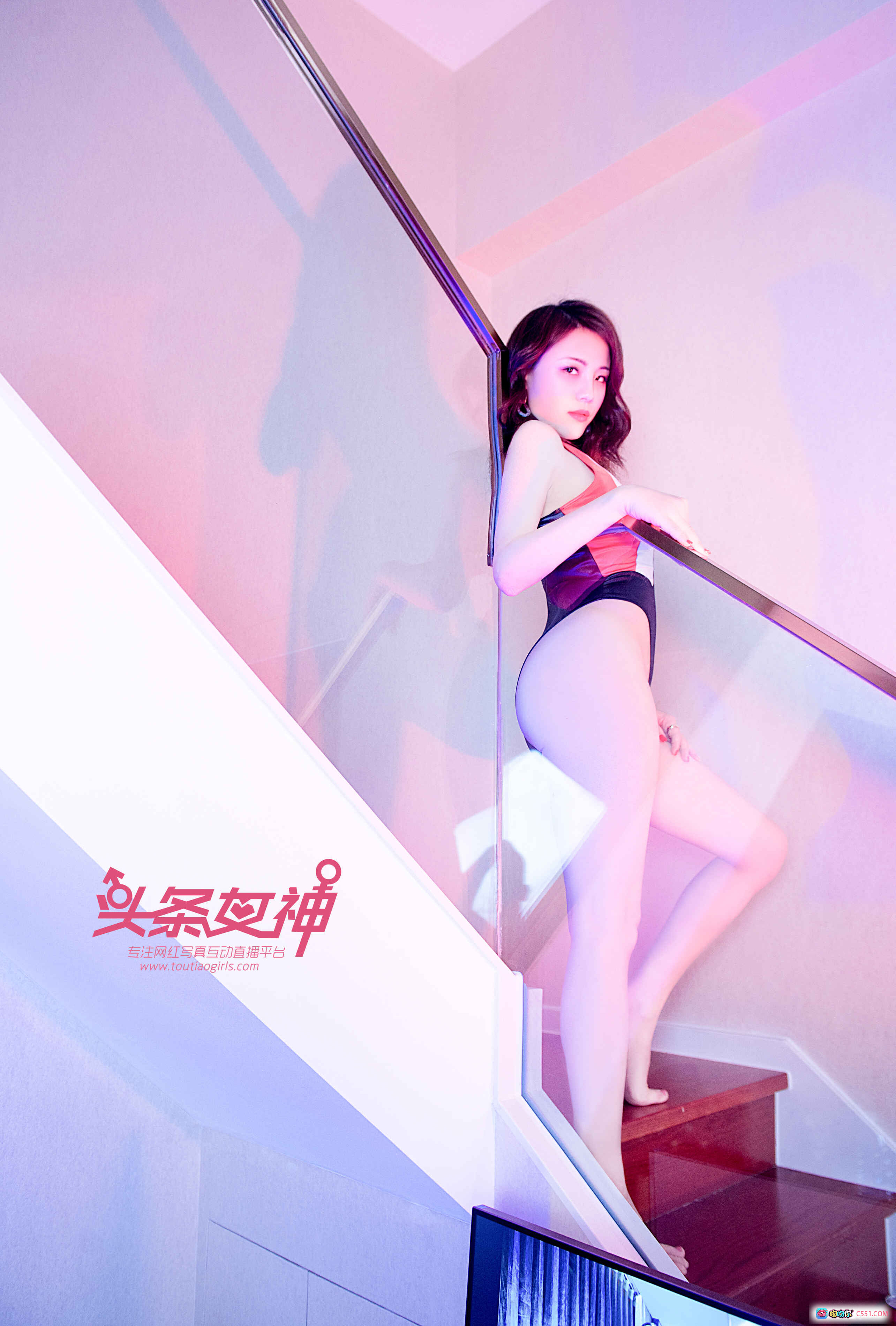 头条女神迪爱儿星彩女郎2018写真楼梯光影性感美腿泳装私房照 - 就要吻