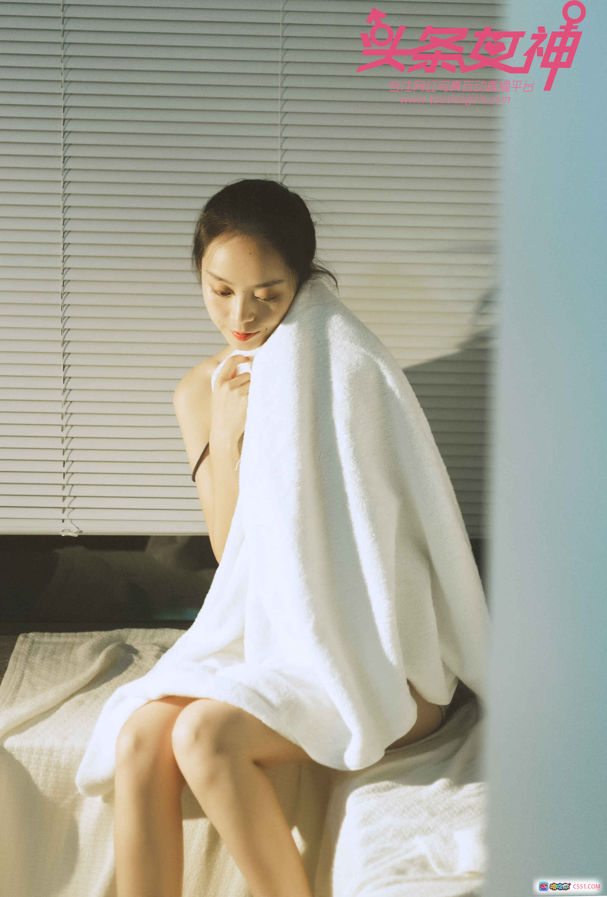 图片[2] - 头条女神天使写真：优雅性感居家风，百叶窗光影美腿特写，2018经典私房摄影16P高清图集 - 就要吻