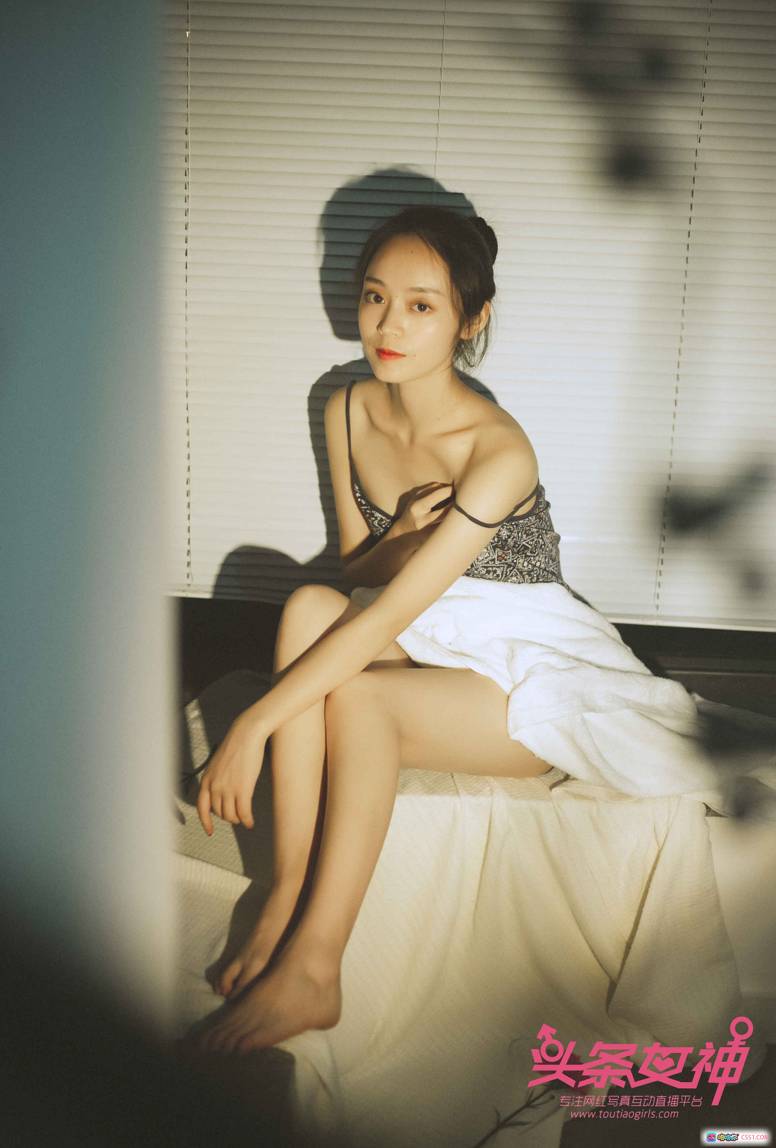 头条女神天使写真：优雅性感居家风，百叶窗光影美腿特写，2018经典私房摄影16P高清图集 - 就要吻