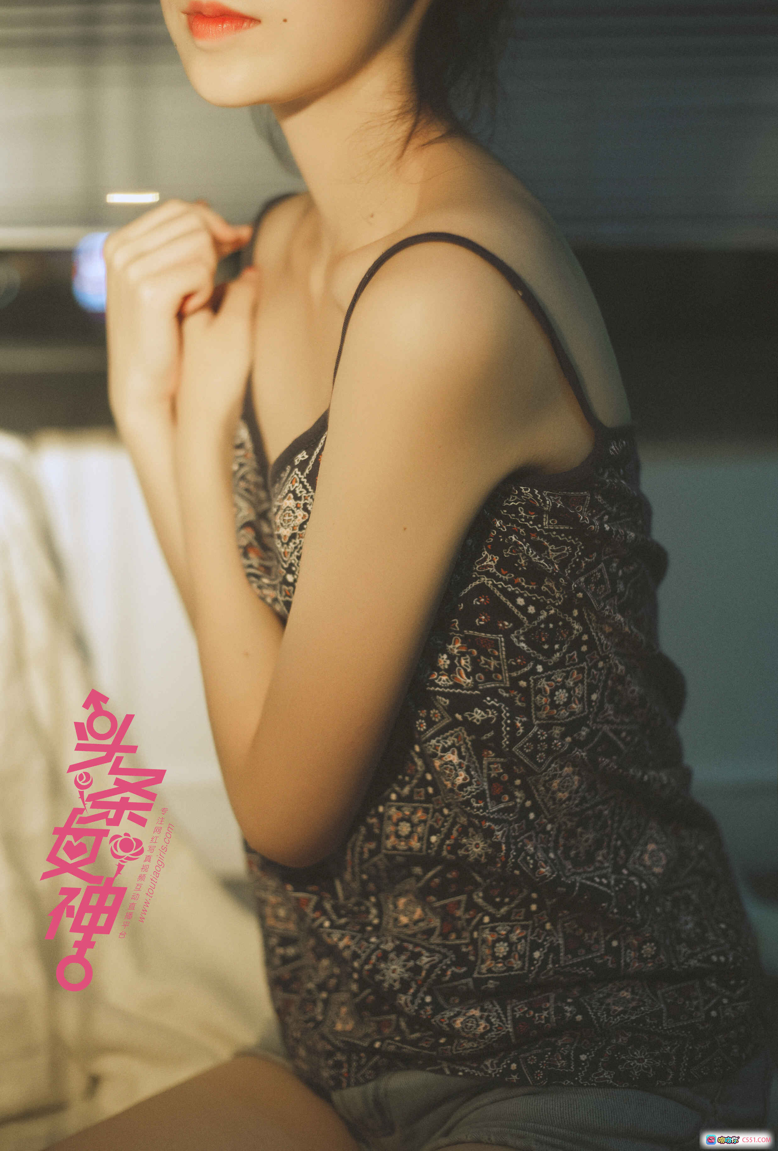 图片[5] - 头条女神天使写真：优雅性感居家风，百叶窗光影美腿特写，2018经典私房摄影16P高清图集 - 就要吻