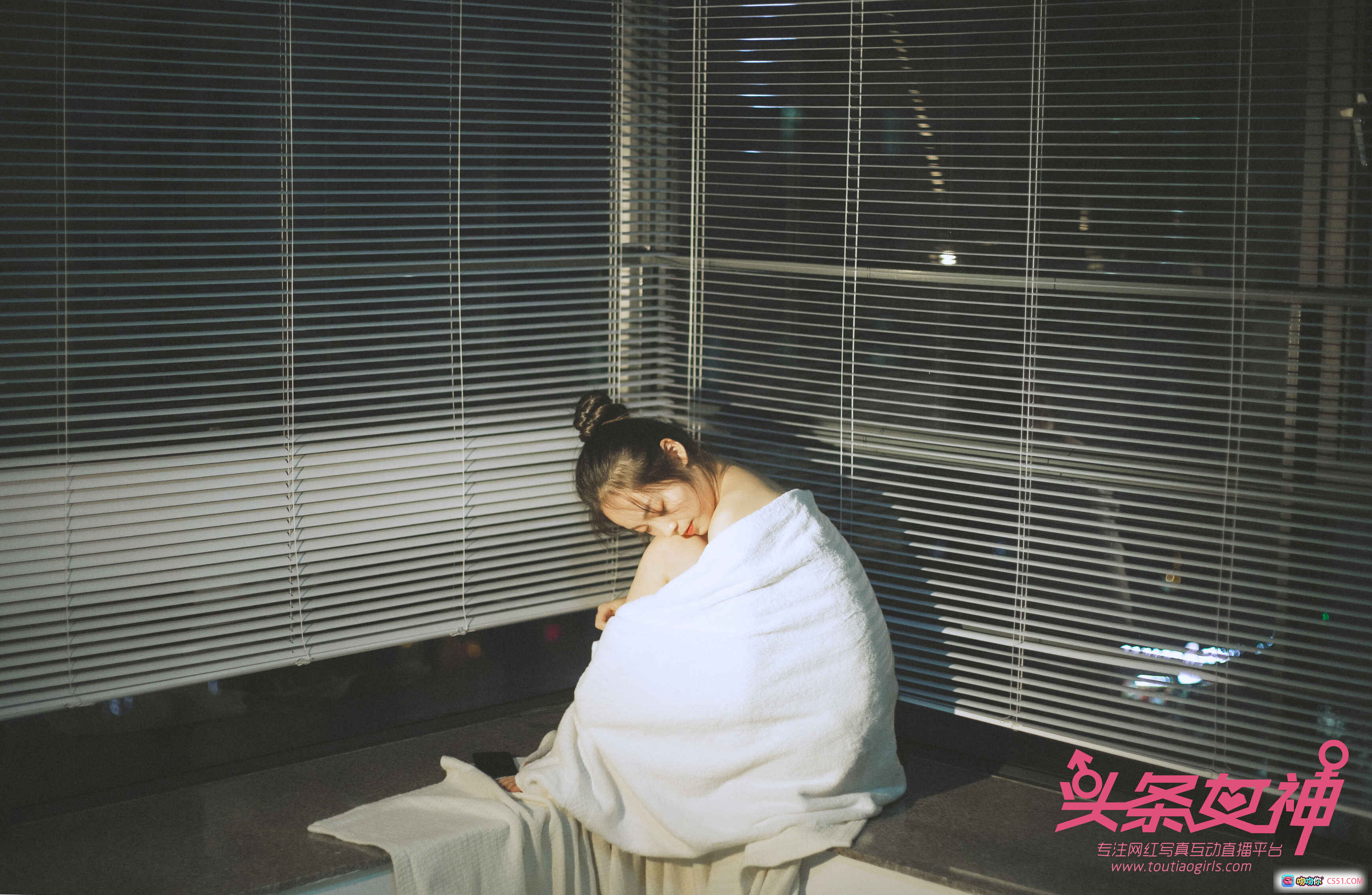 图片[8] - 头条女神天使写真：优雅性感居家风，百叶窗光影美腿特写，2018经典私房摄影16P高清图集 - 就要吻