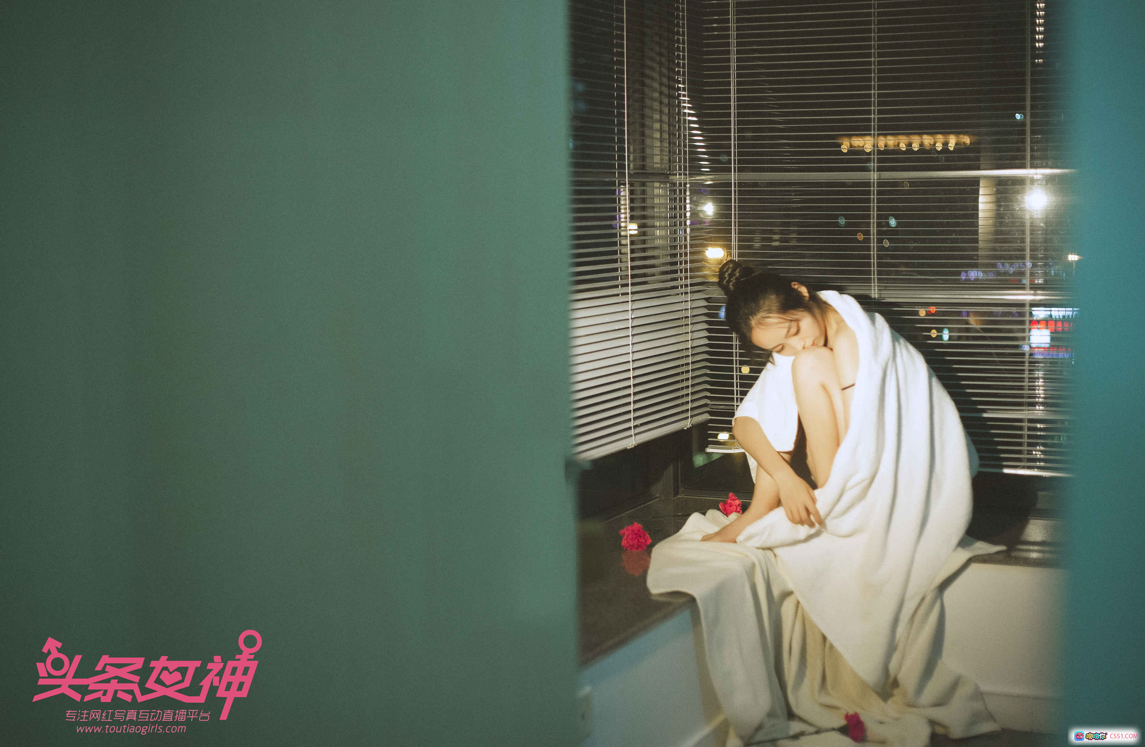 图片[4] - 头条女神天使写真：优雅性感居家风，百叶窗光影美腿特写，2018经典私房摄影16P高清图集 - 就要吻