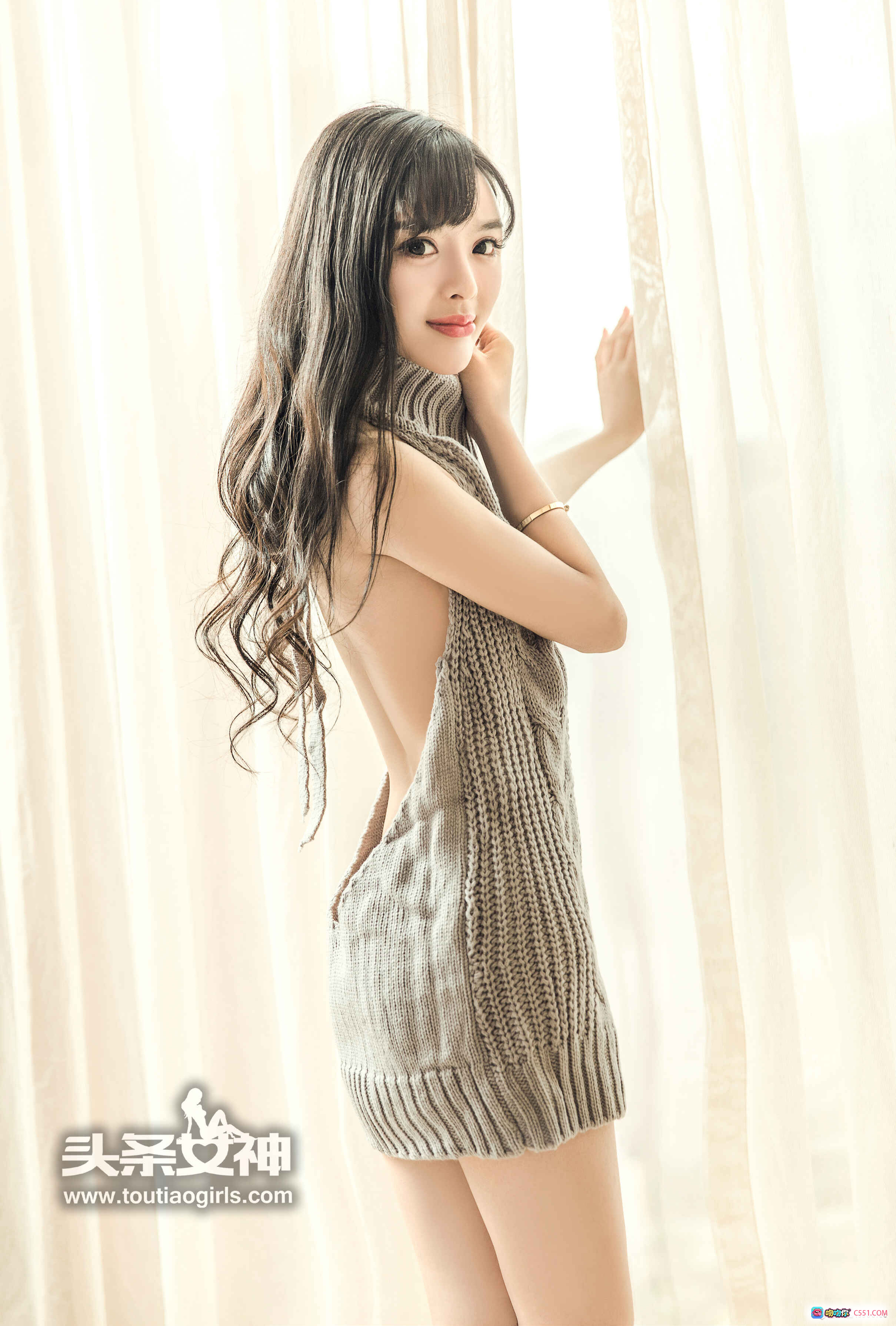 图片[10] - 周熙妍性感写真床照 | 头条女神2017精选 | 灰色针织裙露背美腿 | 玫瑰花瓣浪漫氛围 | 室内私房摄影高清图集 - 就要吻