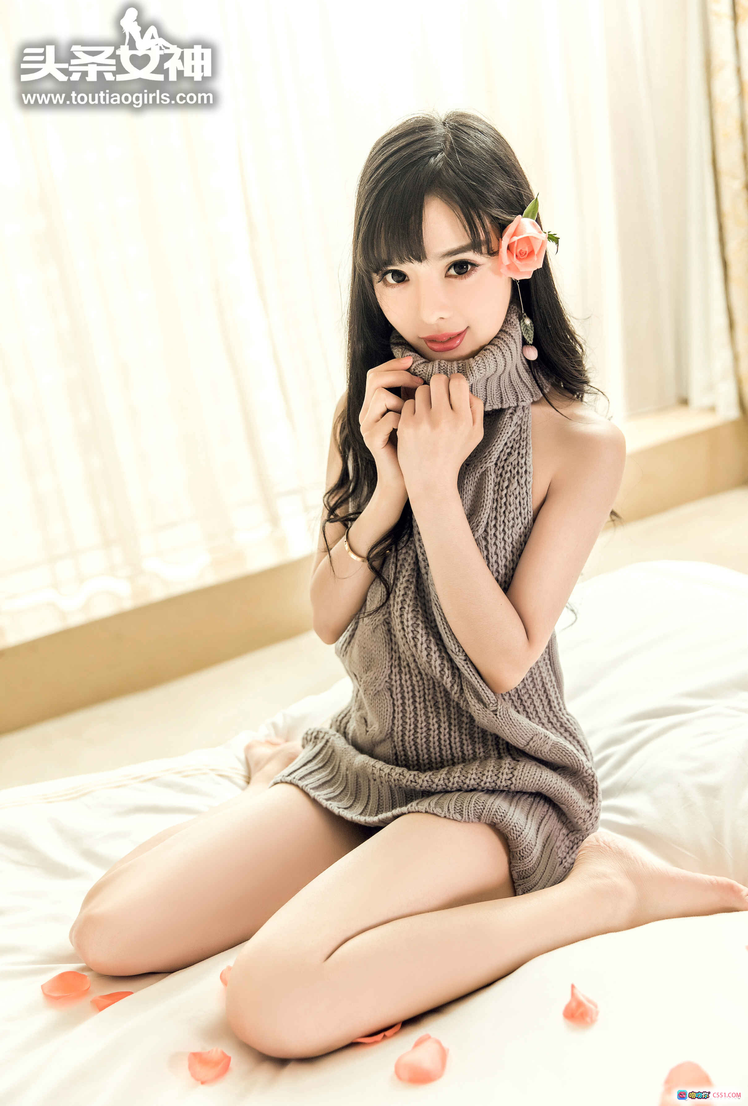 图片[3] - 周熙妍性感写真床照 | 头条女神2017精选 | 灰色针织裙露背美腿 | 玫瑰花瓣浪漫氛围 | 室内私房摄影高清图集 - 就要吻