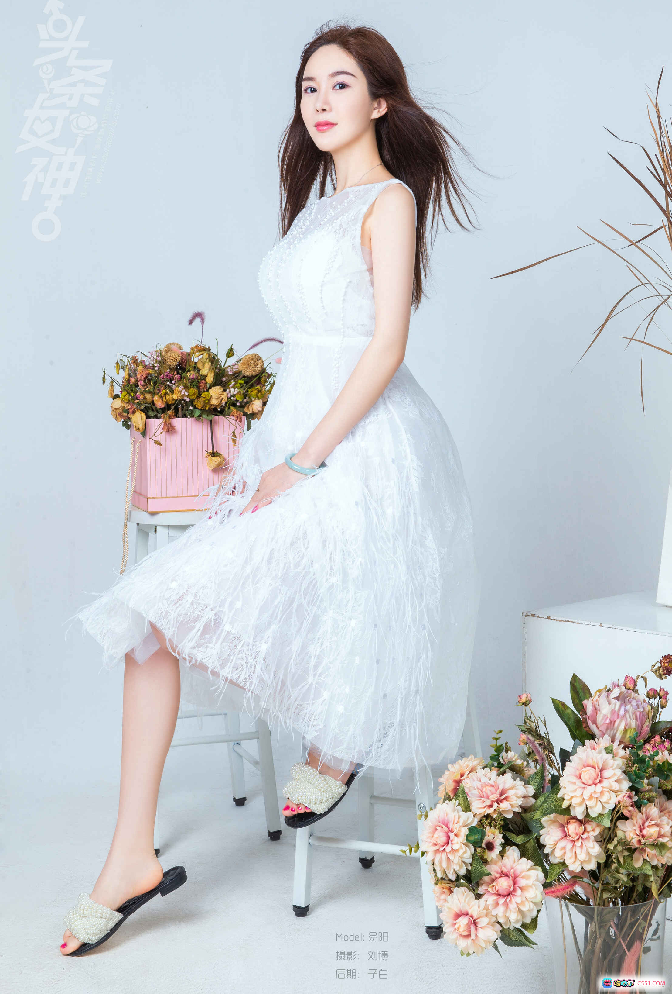 图片[7] - 易阳花踪仙子写真｜白色蕾丝裙少女坐姿美腿特写｜木板背景干花装饰清新唯美摄影 - 就要吻