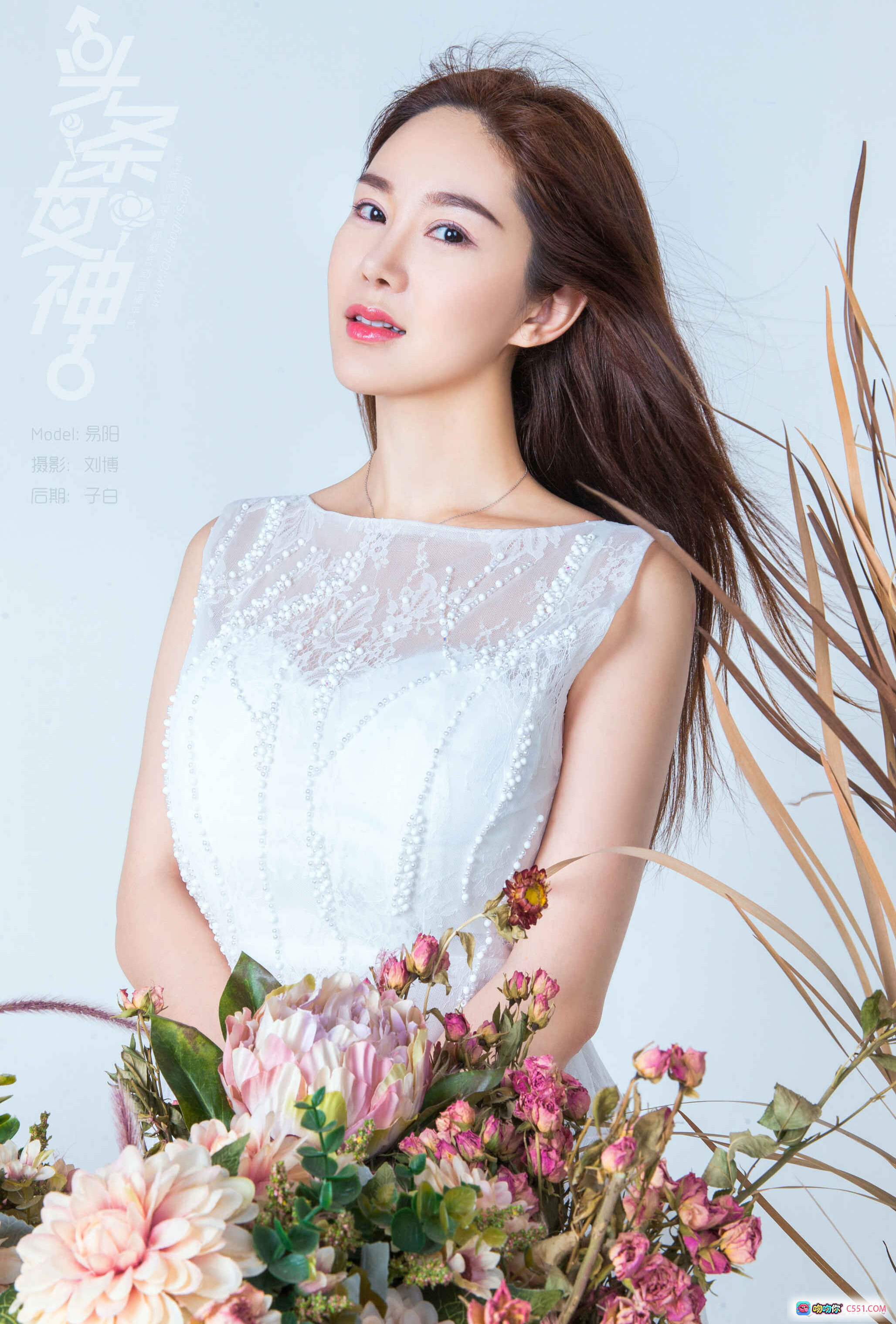 图片[8] - 易阳花踪仙子写真｜白色蕾丝裙少女坐姿美腿特写｜木板背景干花装饰清新唯美摄影 - 就要吻