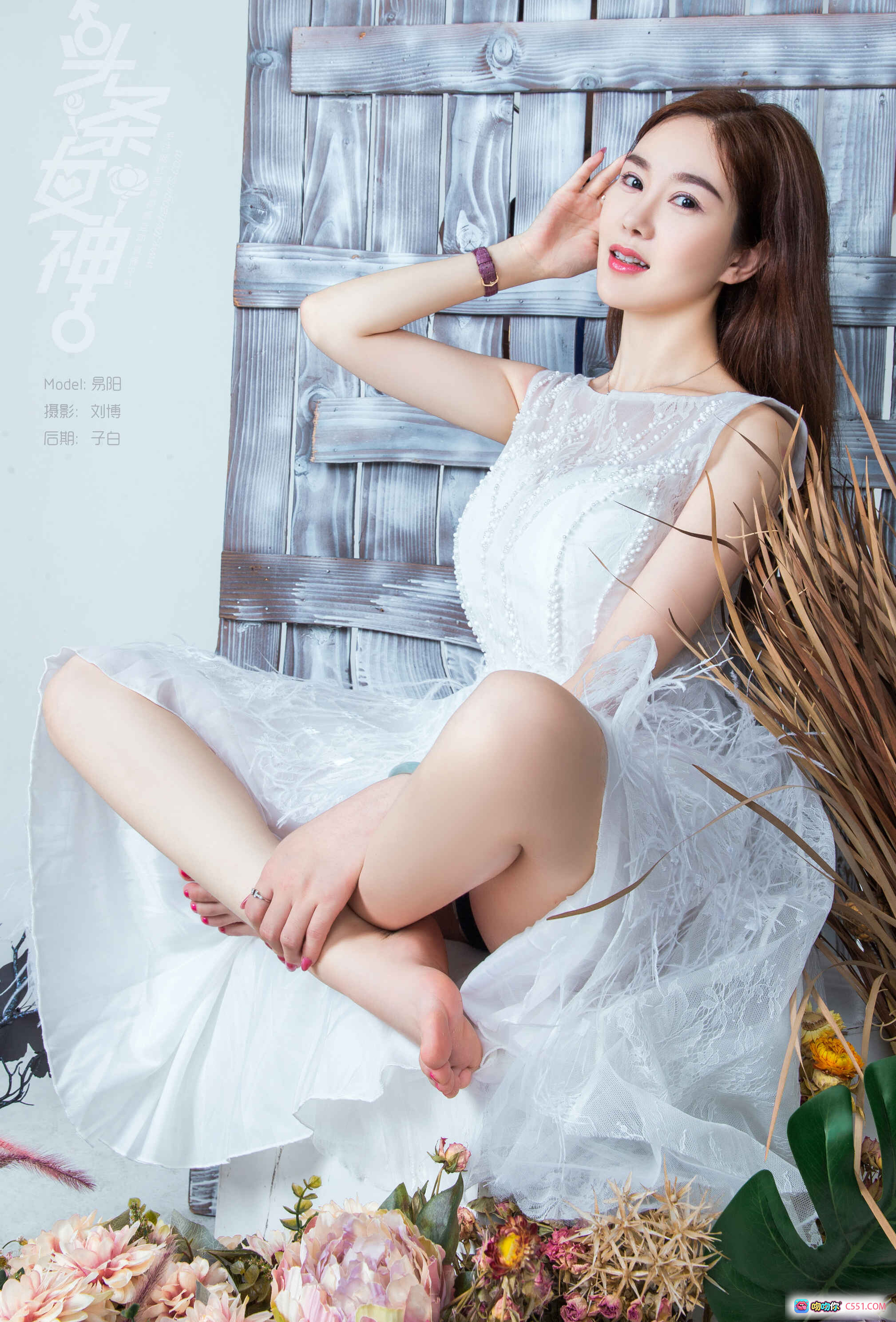 图片[5] - 易阳花踪仙子写真｜白色蕾丝裙少女坐姿美腿特写｜木板背景干花装饰清新唯美摄影 - 就要吻