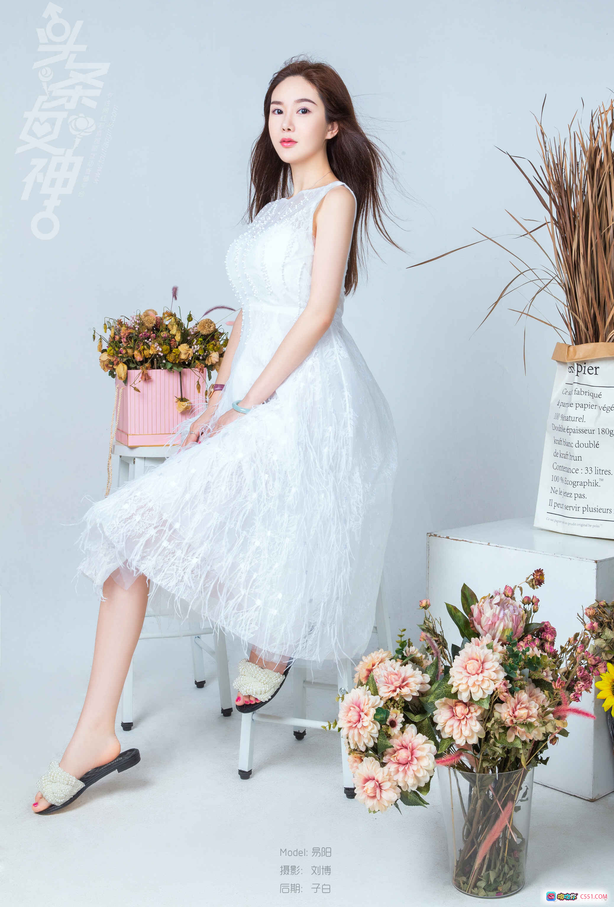 图片[10] - 易阳花踪仙子写真｜白色蕾丝裙少女坐姿美腿特写｜木板背景干花装饰清新唯美摄影 - 就要吻