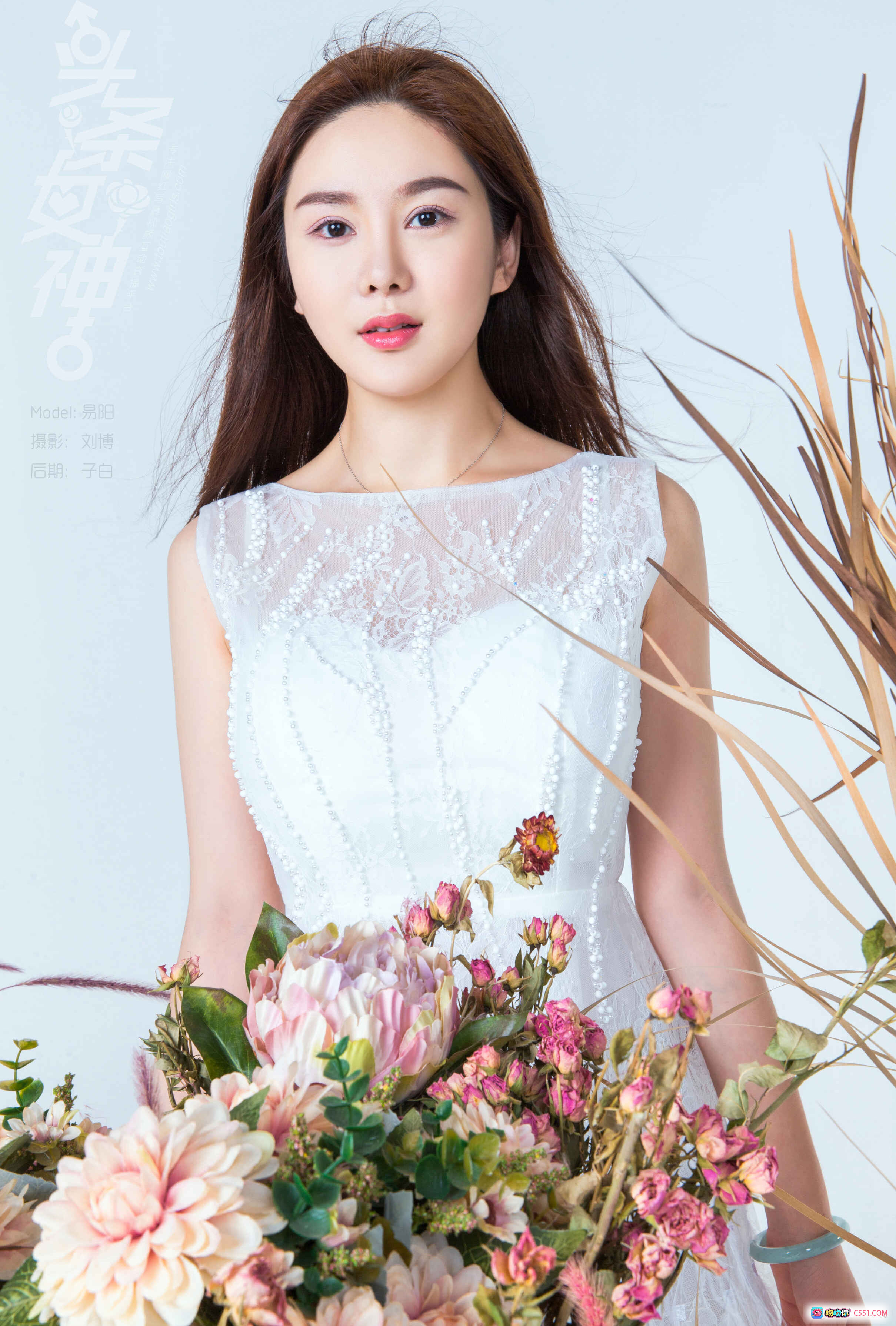 图片[2] - 易阳花踪仙子写真｜白色蕾丝裙少女坐姿美腿特写｜木板背景干花装饰清新唯美摄影 - 就要吻