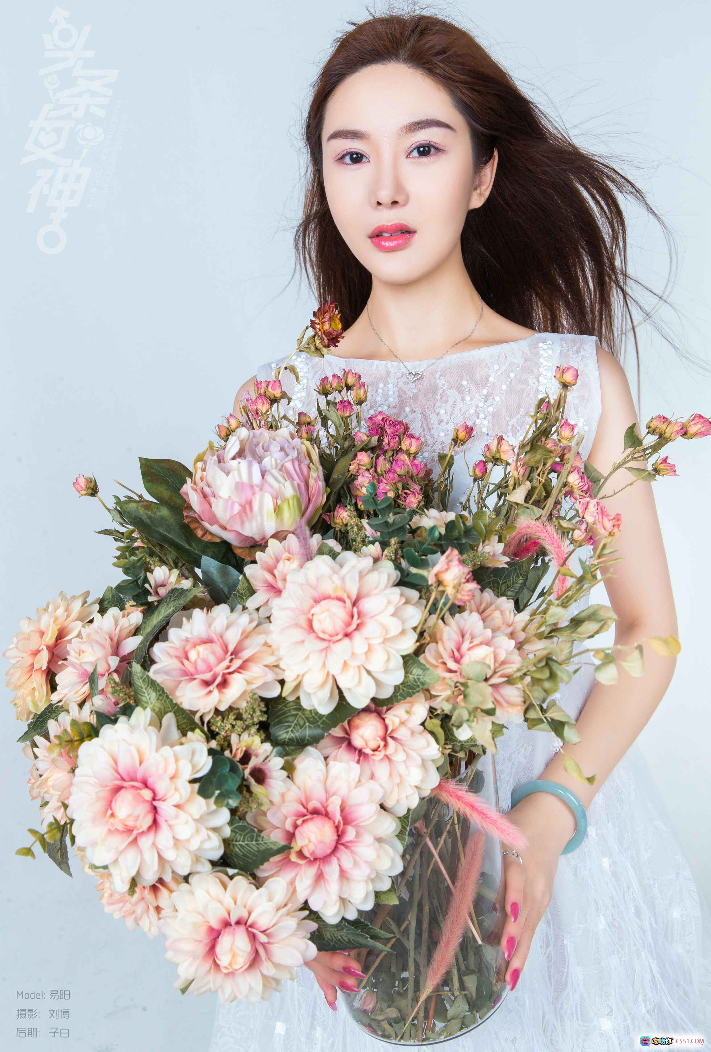 图片[4] - 易阳花踪仙子写真｜白色蕾丝裙少女坐姿美腿特写｜木板背景干花装饰清新唯美摄影 - 就要吻