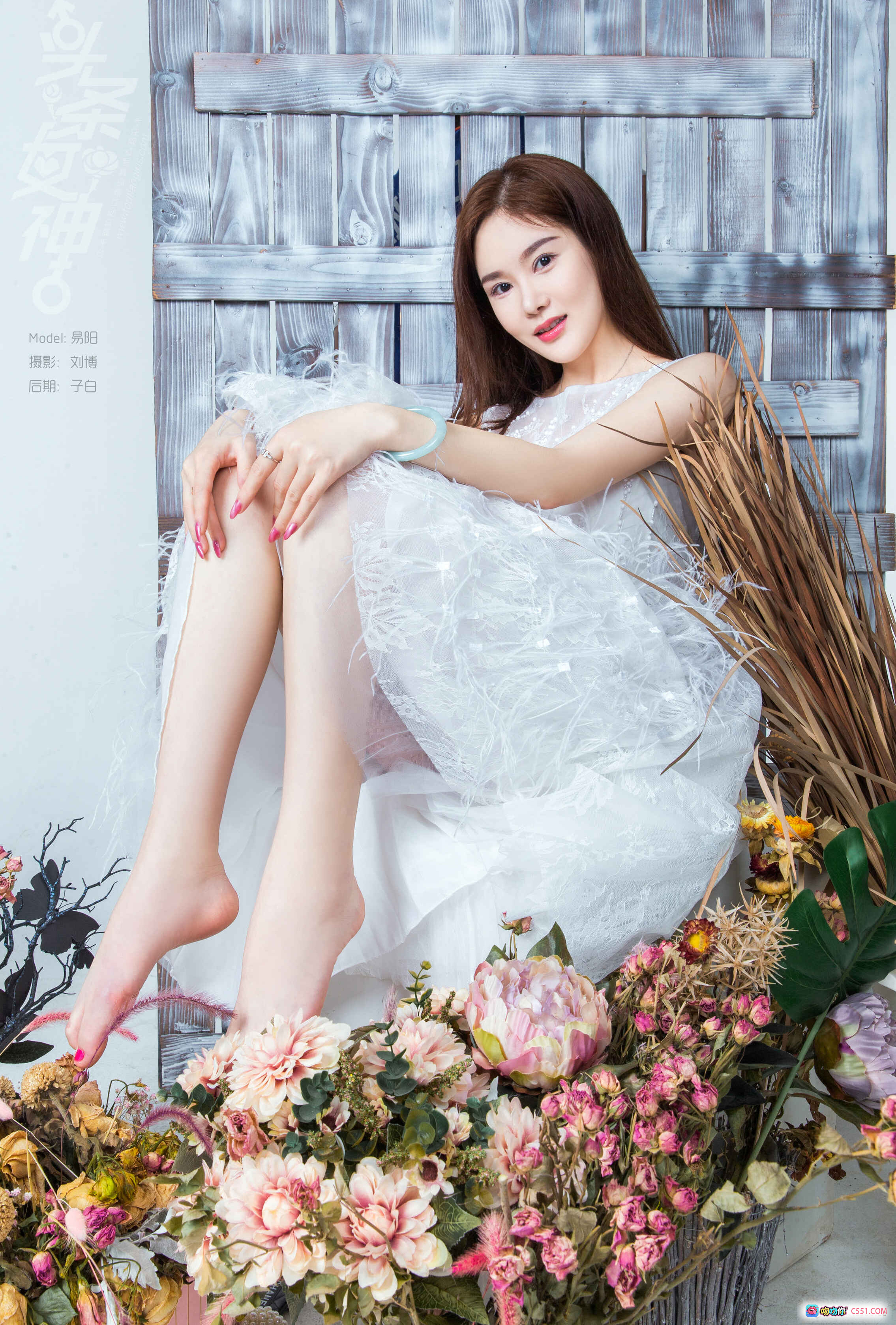 图片[9] - 易阳花踪仙子写真｜白色蕾丝裙少女坐姿美腿特写｜木板背景干花装饰清新唯美摄影 - 就要吻