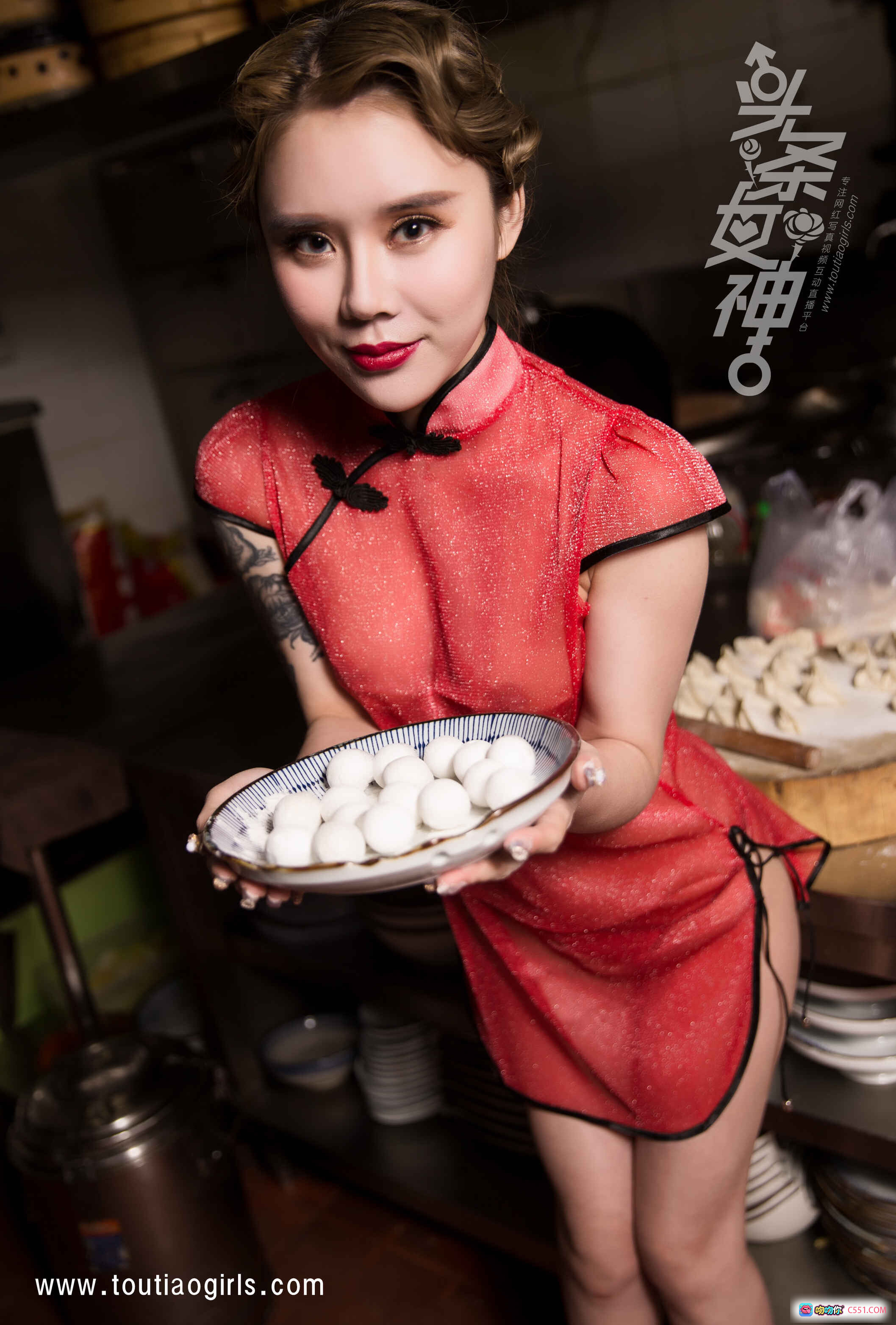 图片[8] - 头条女神爱丽莎元宵饺子写真｜红透旗袍美臀诱惑｜厨房持擀面杖性感摆拍｜25图高清图集 - 就要吻