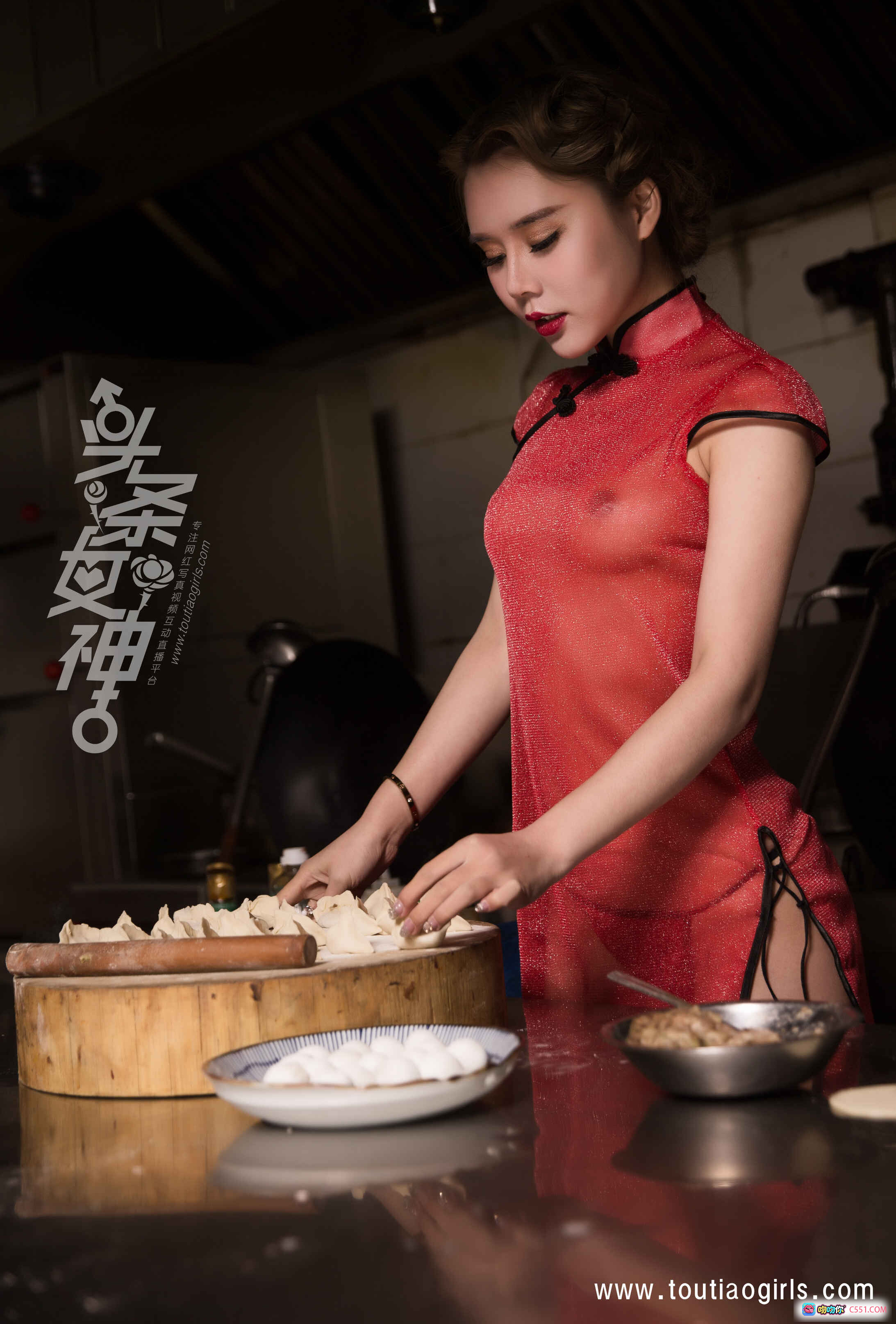 图片[7] - 头条女神爱丽莎元宵饺子写真｜红透旗袍美臀诱惑｜厨房持擀面杖性感摆拍｜25图高清图集 - 就要吻