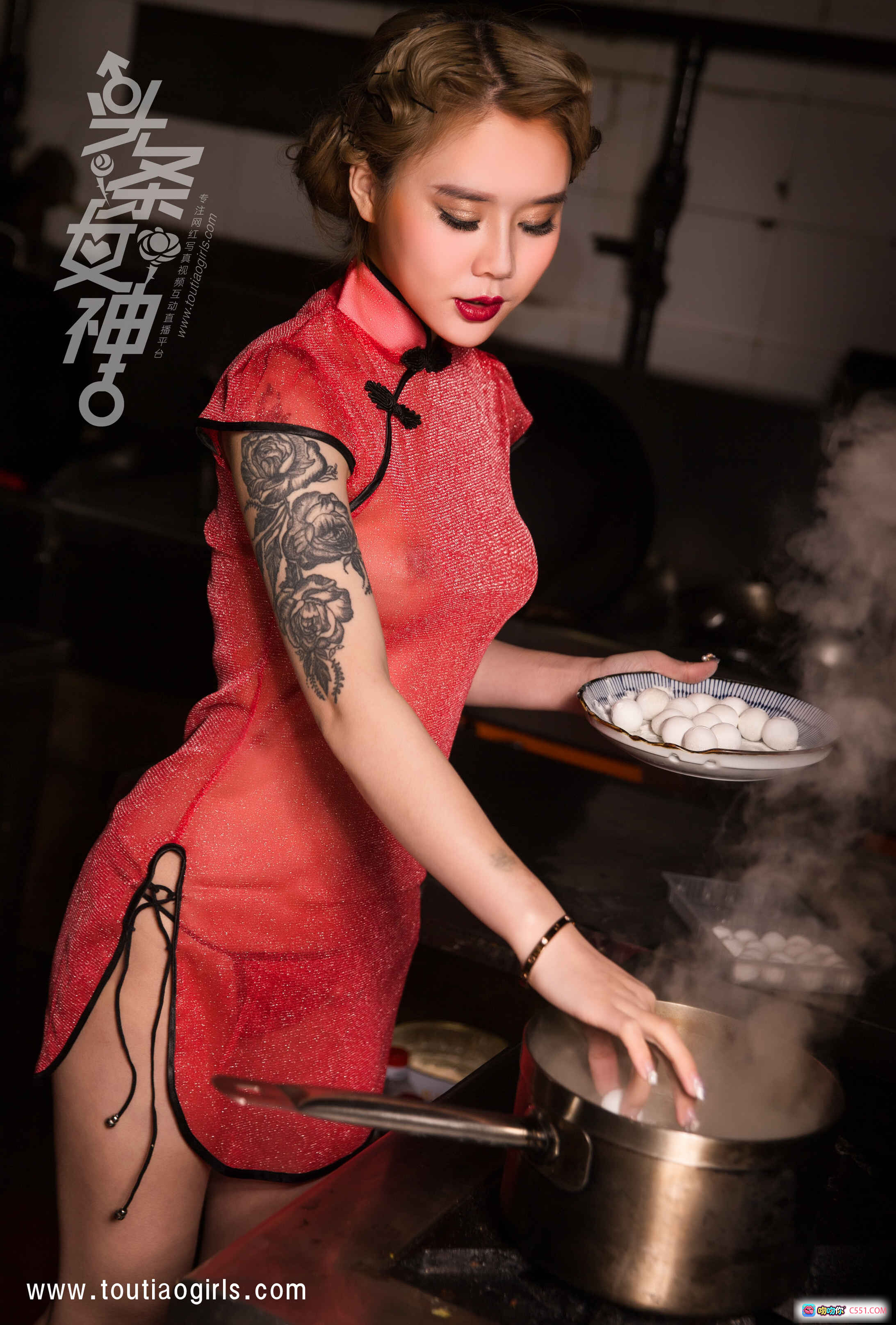 图片[10] - 头条女神爱丽莎元宵饺子写真｜红透旗袍美臀诱惑｜厨房持擀面杖性感摆拍｜25图高清图集 - 就要吻