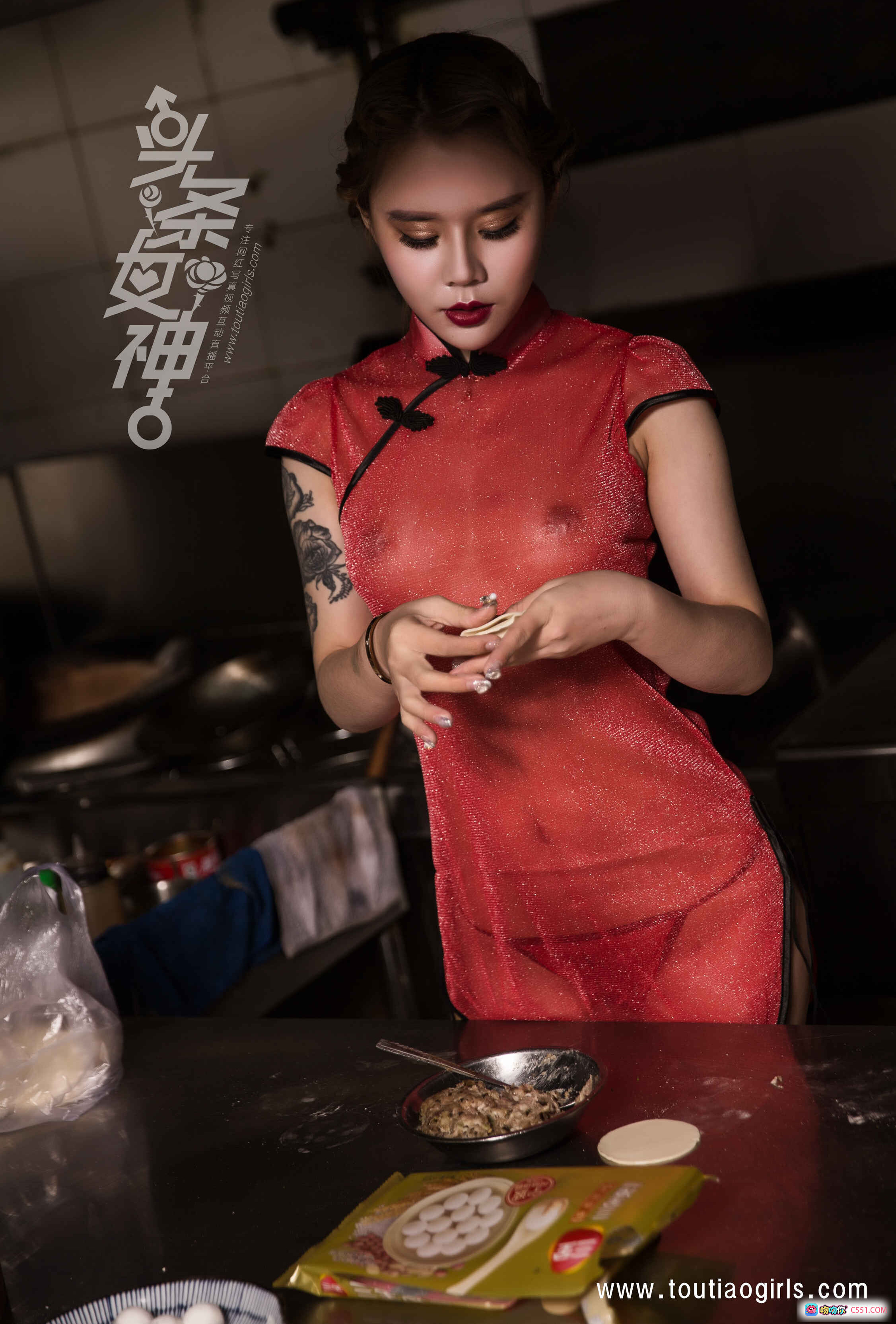 图片[4] - 头条女神爱丽莎元宵饺子写真｜红透旗袍美臀诱惑｜厨房持擀面杖性感摆拍｜25图高清图集 - 就要吻
