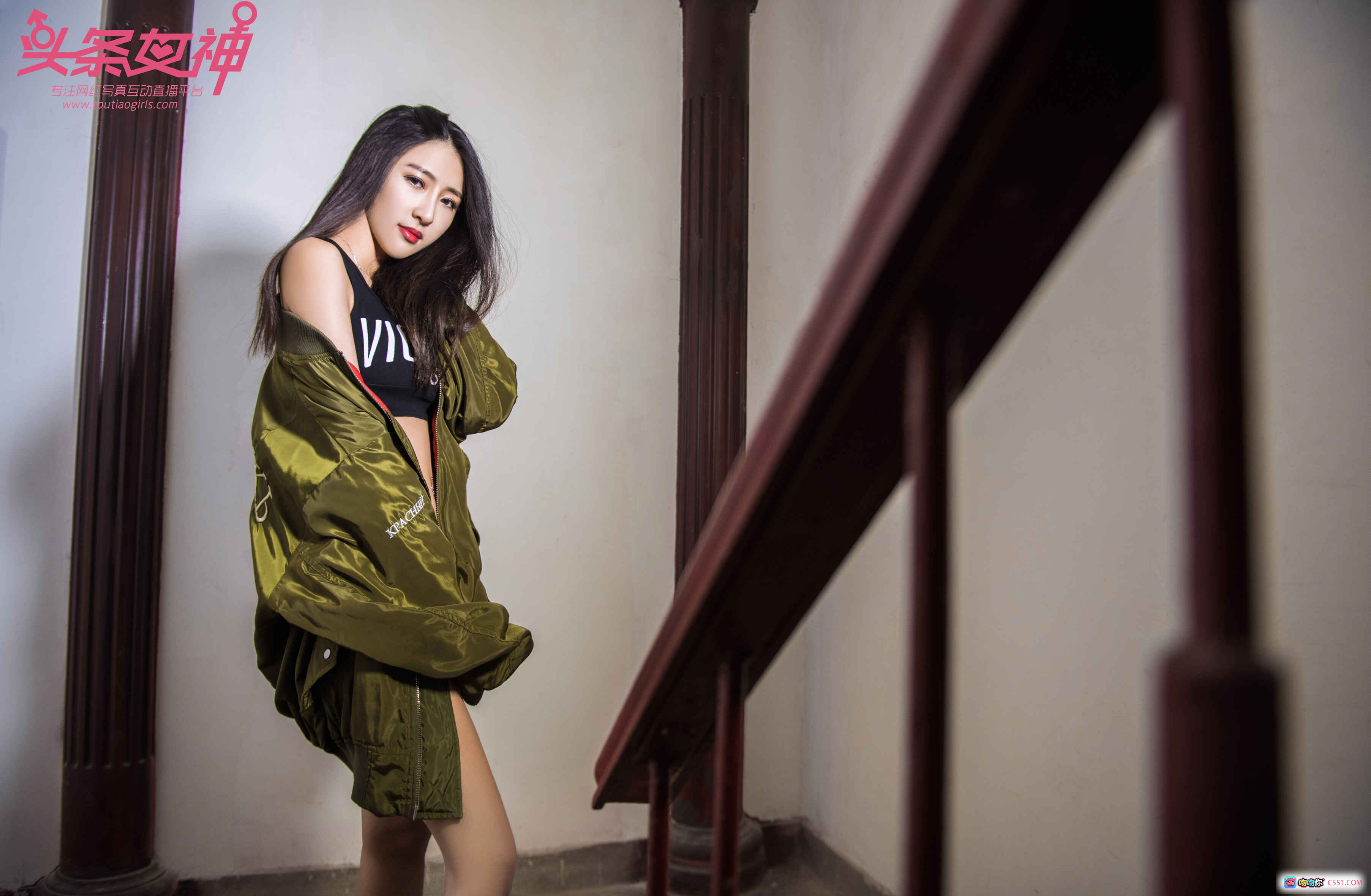 图片[10] - 头条女神如意运动甜心写真 2017.11.16 黑色运动内衣+短裤 搭军绿外套 美腿性感私房照 - 就要吻