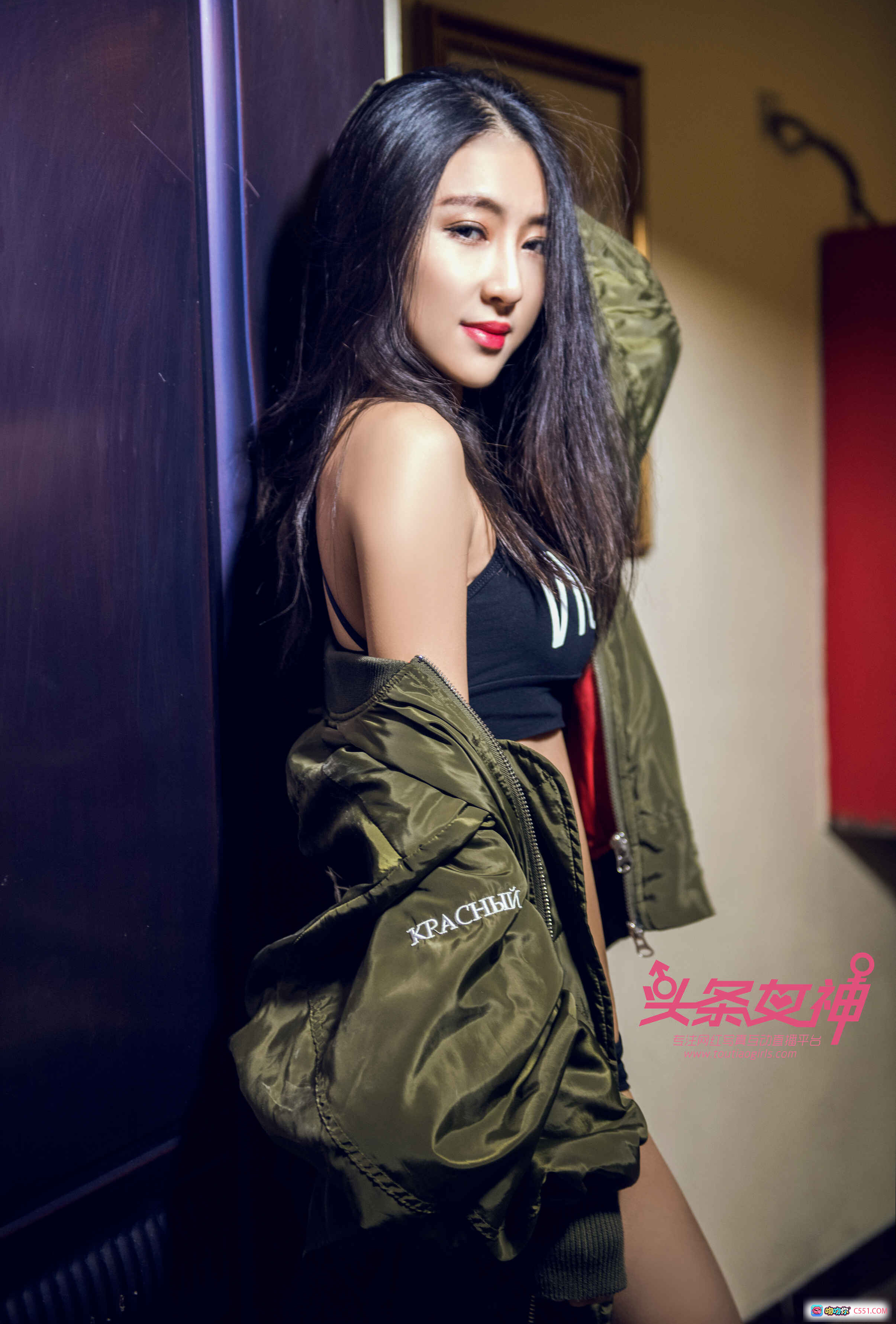 图片[4] - 头条女神如意运动甜心写真 2017.11.16 黑色运动内衣+短裤 搭军绿外套 美腿性感私房照 - 就要吻