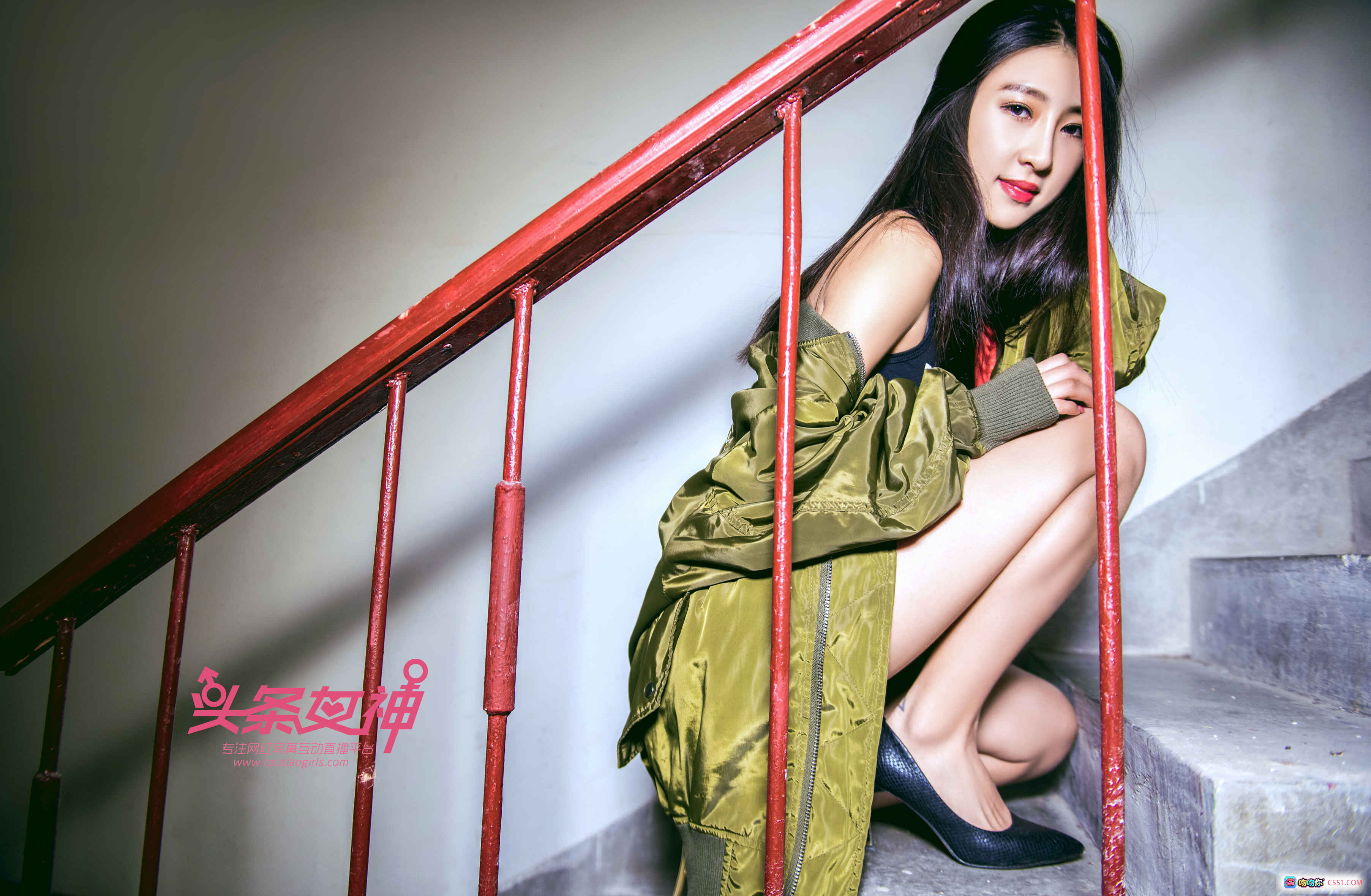 图片[9] - 头条女神如意运动甜心写真 2017.11.16 黑色运动内衣+短裤 搭军绿外套 美腿性感私房照 - 就要吻