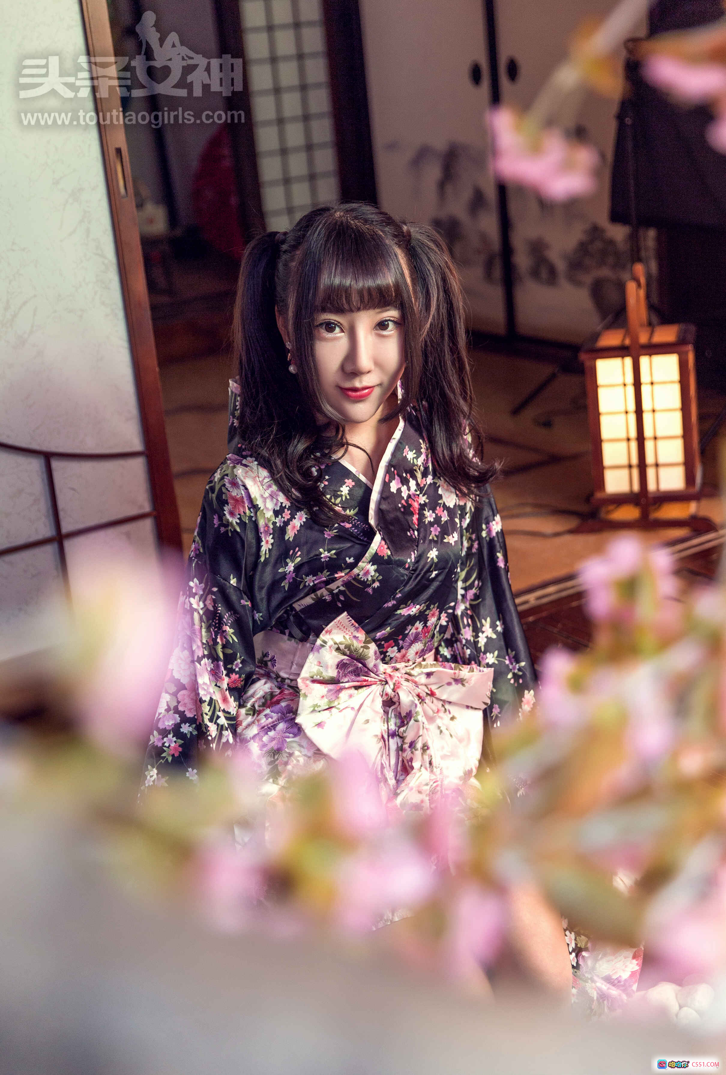 头条女神笑笑和服七夕写真 | 日式花柄浴衣双马尾少女 | 传统日式房间樱花灯饰氛围感美图 - 就要吻