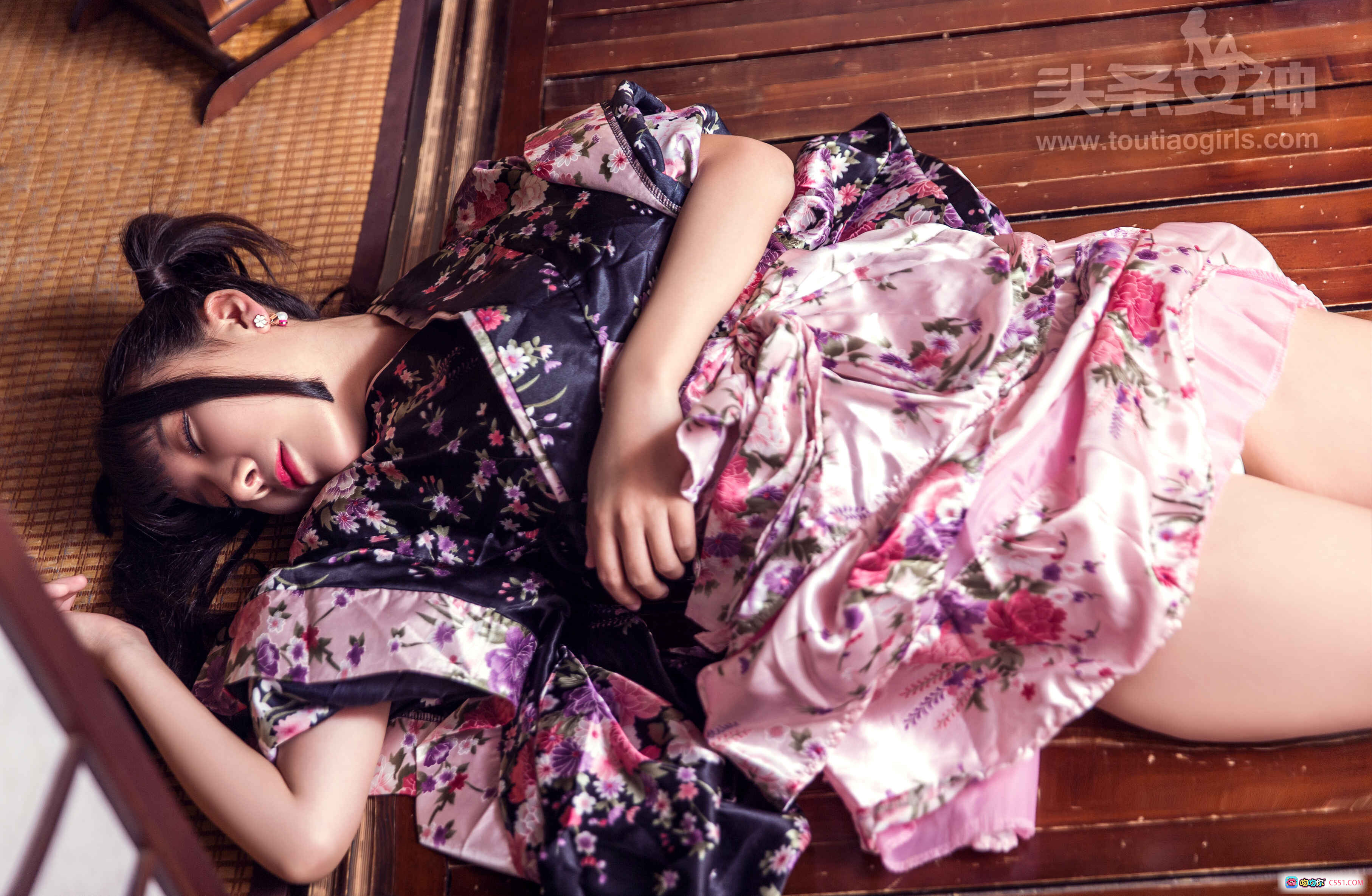 图片[2] - 头条女神笑笑和服七夕写真 | 日式花柄浴衣双马尾少女 | 传统日式房间樱花灯饰氛围感美图 - 就要吻