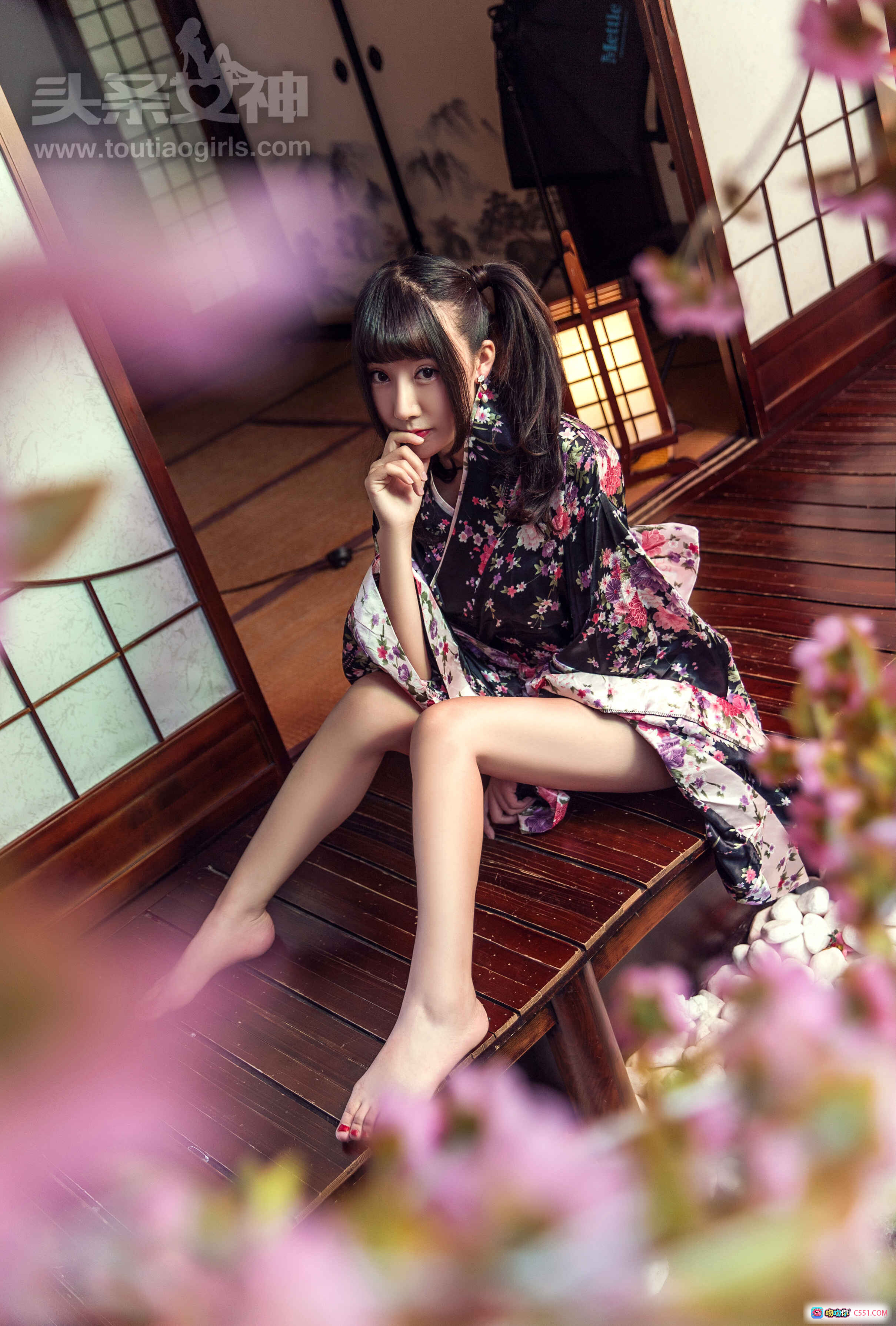图片[3] - 头条女神笑笑和服七夕写真 | 日式花柄浴衣双马尾少女 | 传统日式房间樱花灯饰氛围感美图 - 就要吻