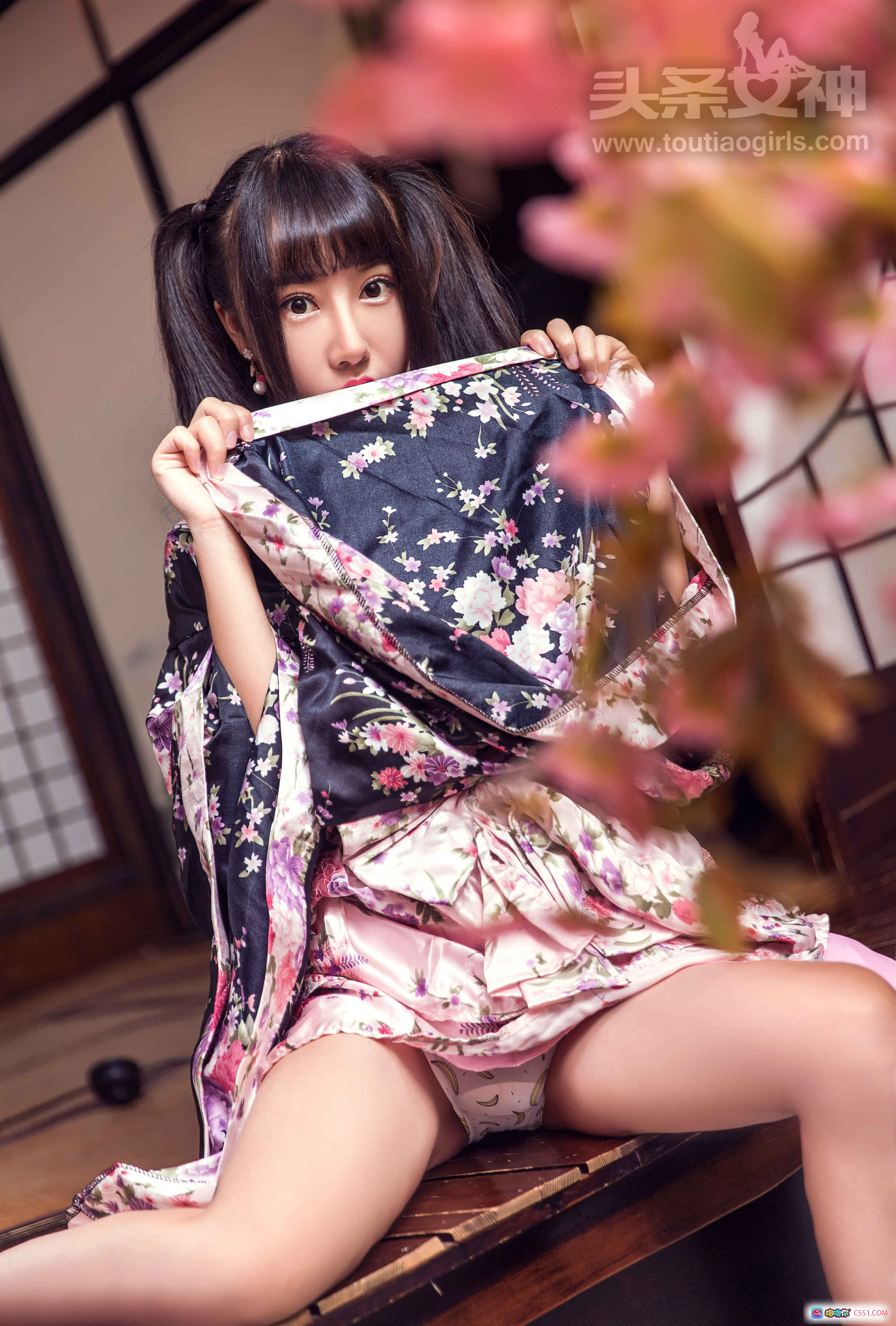 图片[9] - 头条女神笑笑和服七夕写真 | 日式花柄浴衣双马尾少女 | 传统日式房间樱花灯饰氛围感美图 - 就要吻