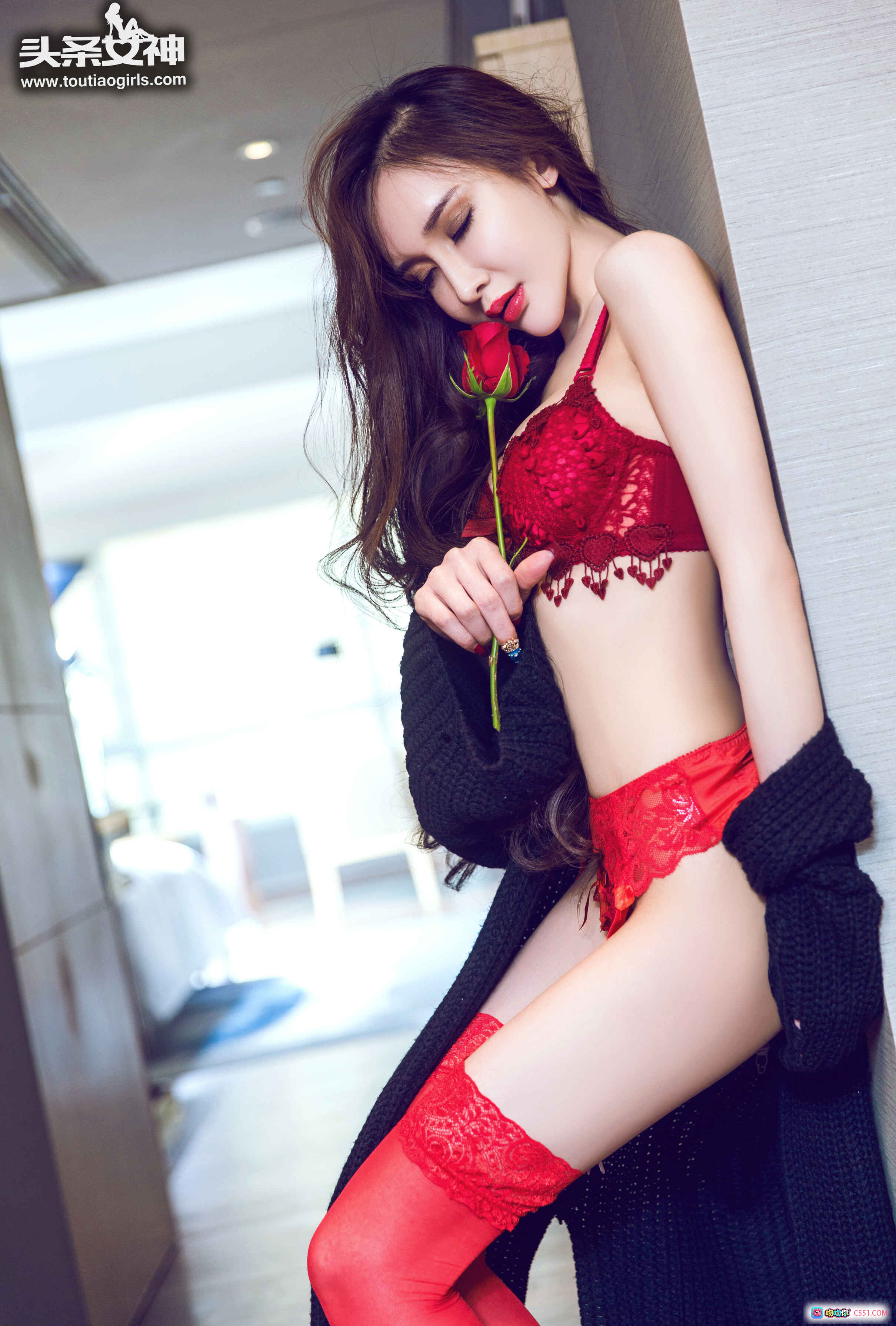 图片[10] - 花漾女神阿依努尔瓦娅红蕾丝内衣写真｜头条女神2017性感私房照｜长发红唇持玫瑰诱惑造型 - 就要吻