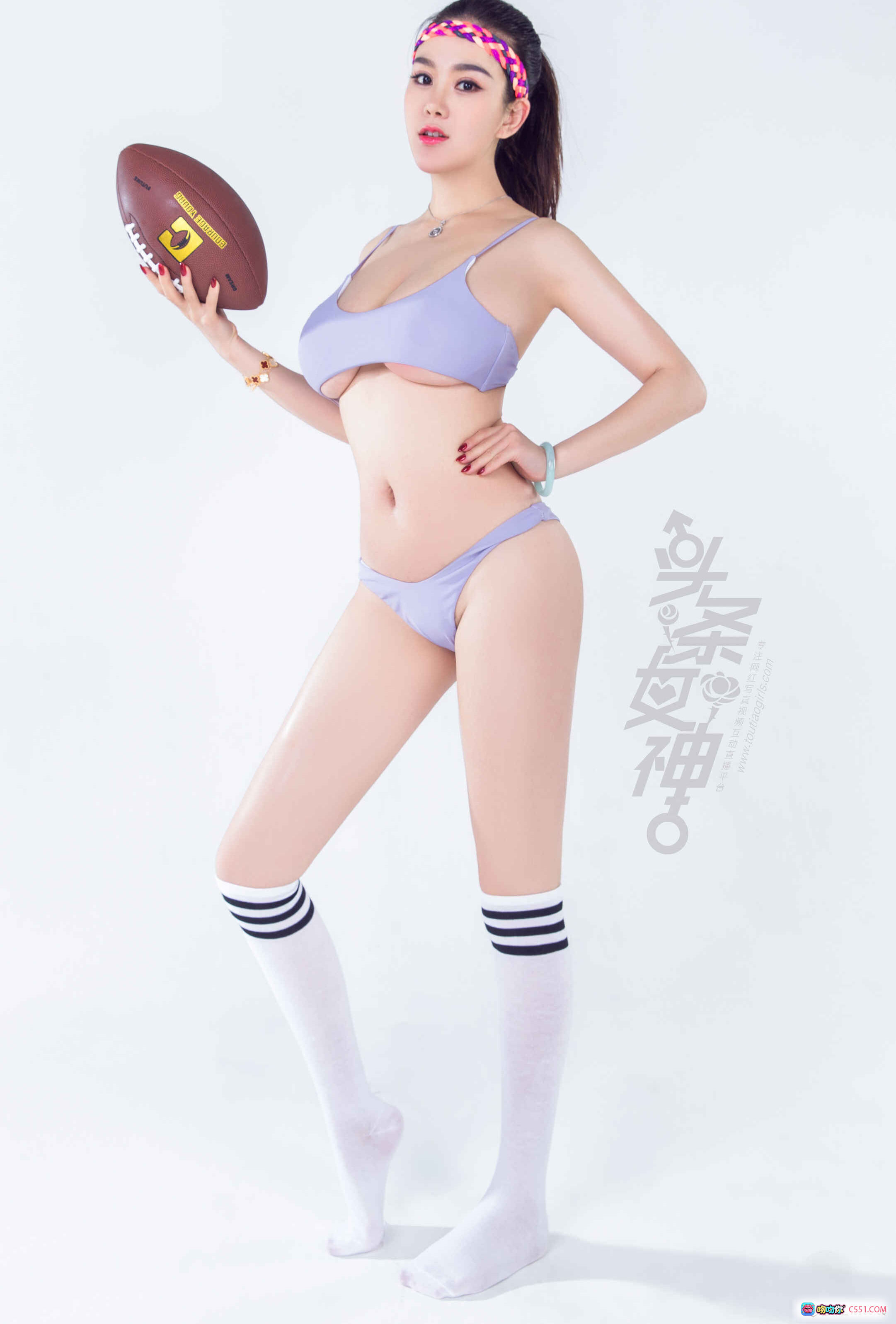 图片[3] - 易阳超级碗杯写真｜美腿女神穿Schutt护具+头盔｜紫色运动内衣+条纹长袜｜头条女神2018时尚大片 - 就要吻