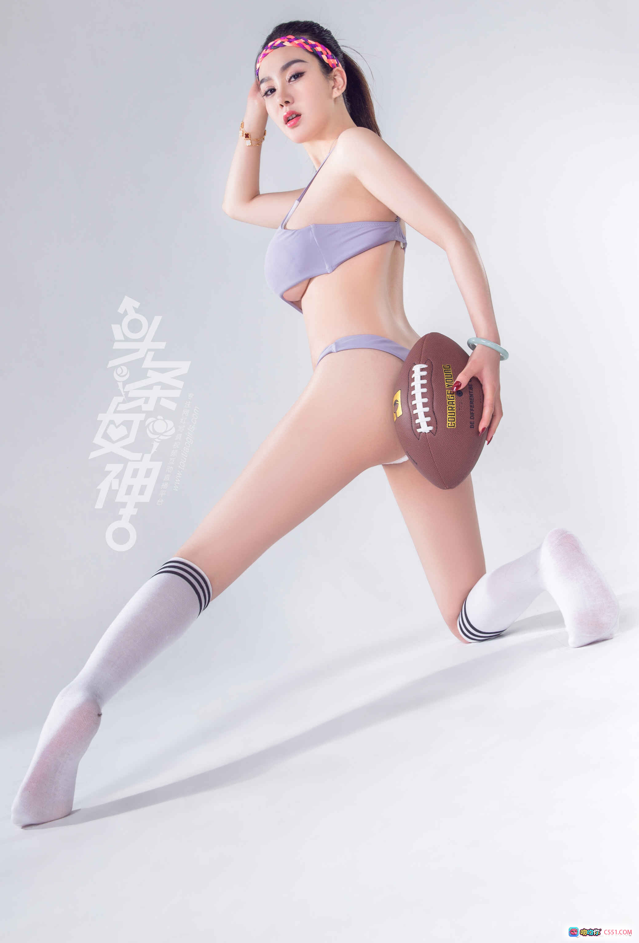 图片[2] - 易阳超级碗杯写真｜美腿女神穿Schutt护具+头盔｜紫色运动内衣+条纹长袜｜头条女神2018时尚大片 - 就要吻