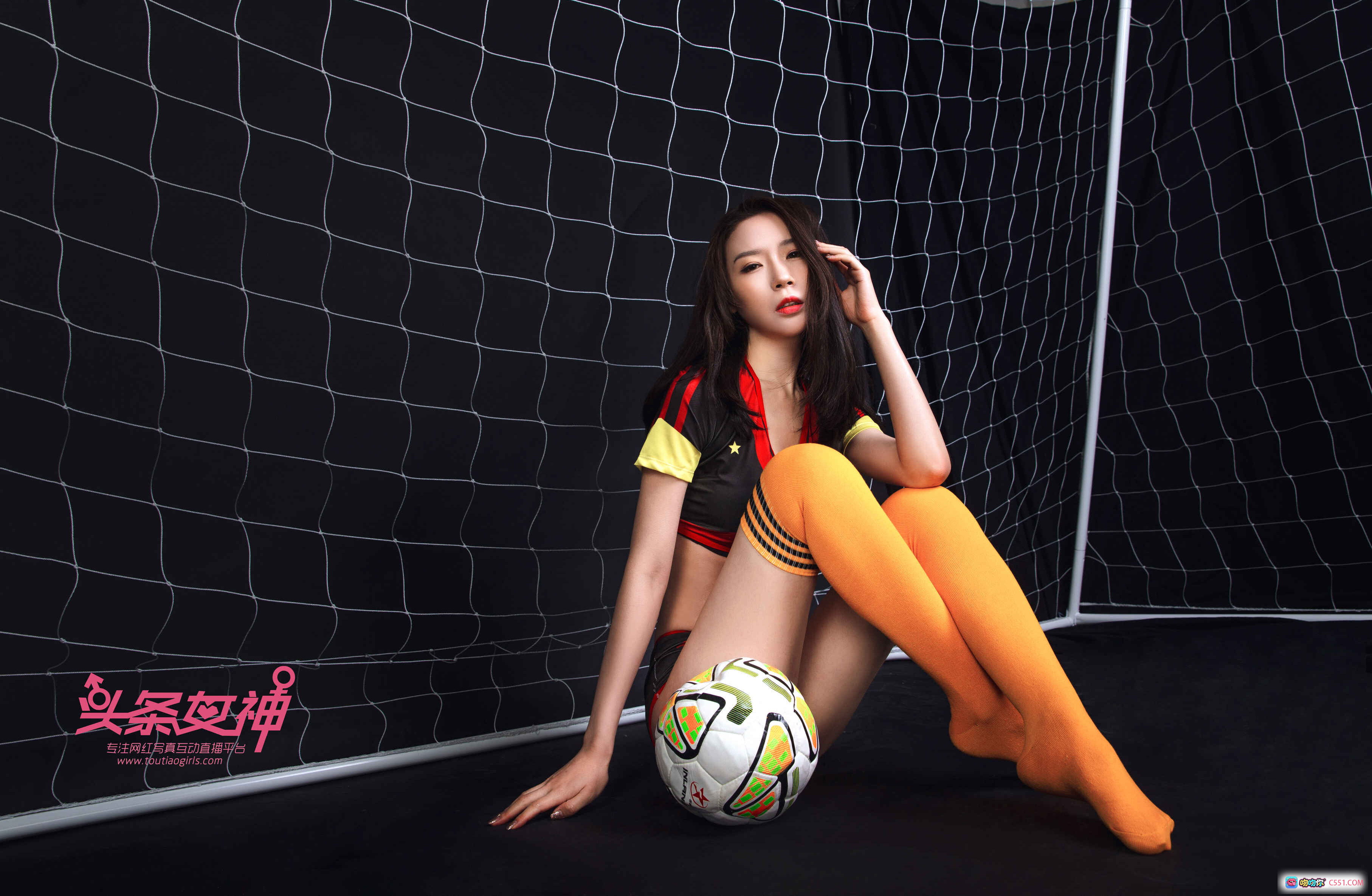 头条女神梦心玥足球写真：惹火女郎橙袜黑网球场性感坐姿30P高清图集 - 就要吻