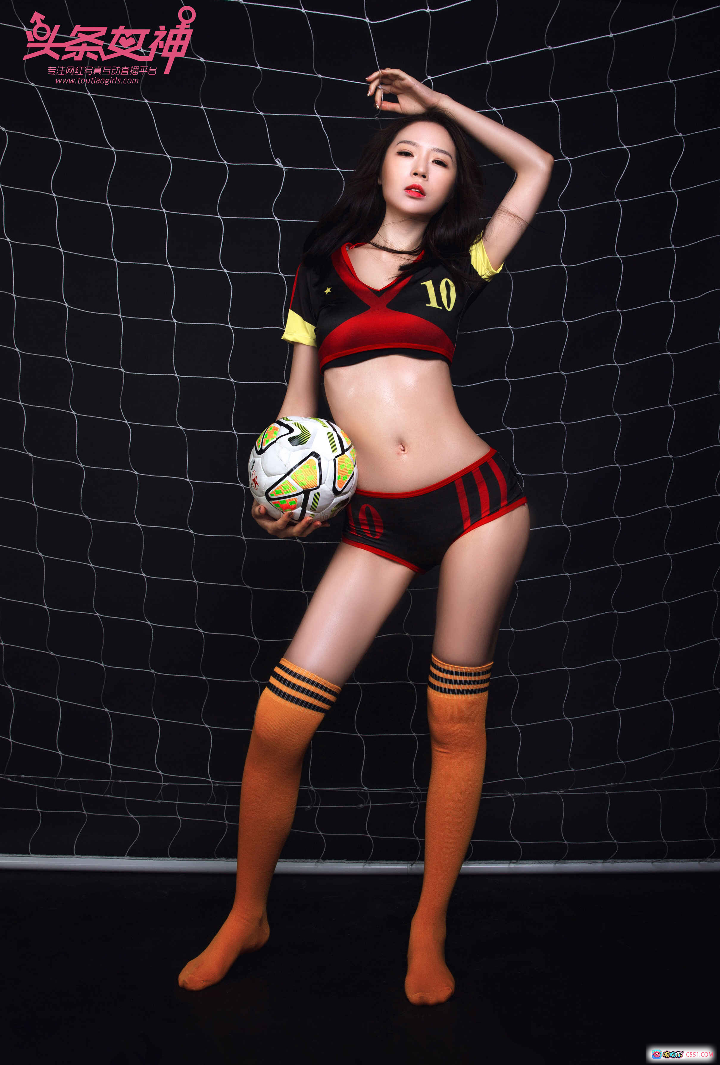 图片[2] - 头条女神梦心玥足球写真：惹火女郎橙袜黑网球场性感坐姿30P高清图集 - 就要吻