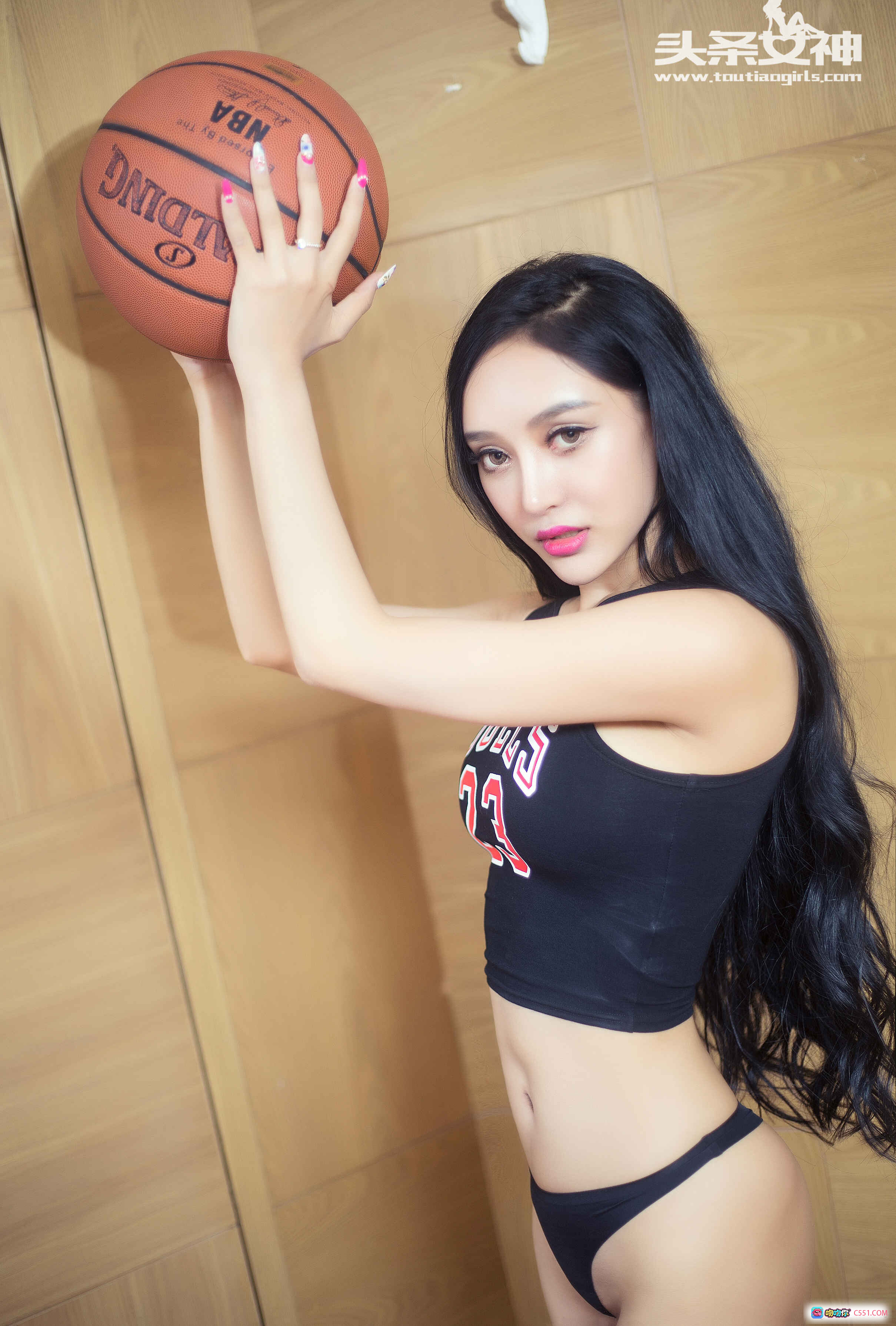 图片[10] - 篮球宝贝性感写真致敬乔丹 洛可可身穿公牛23号球衣持球热辣出镜 头条女神2016经典图集 - 就要吻