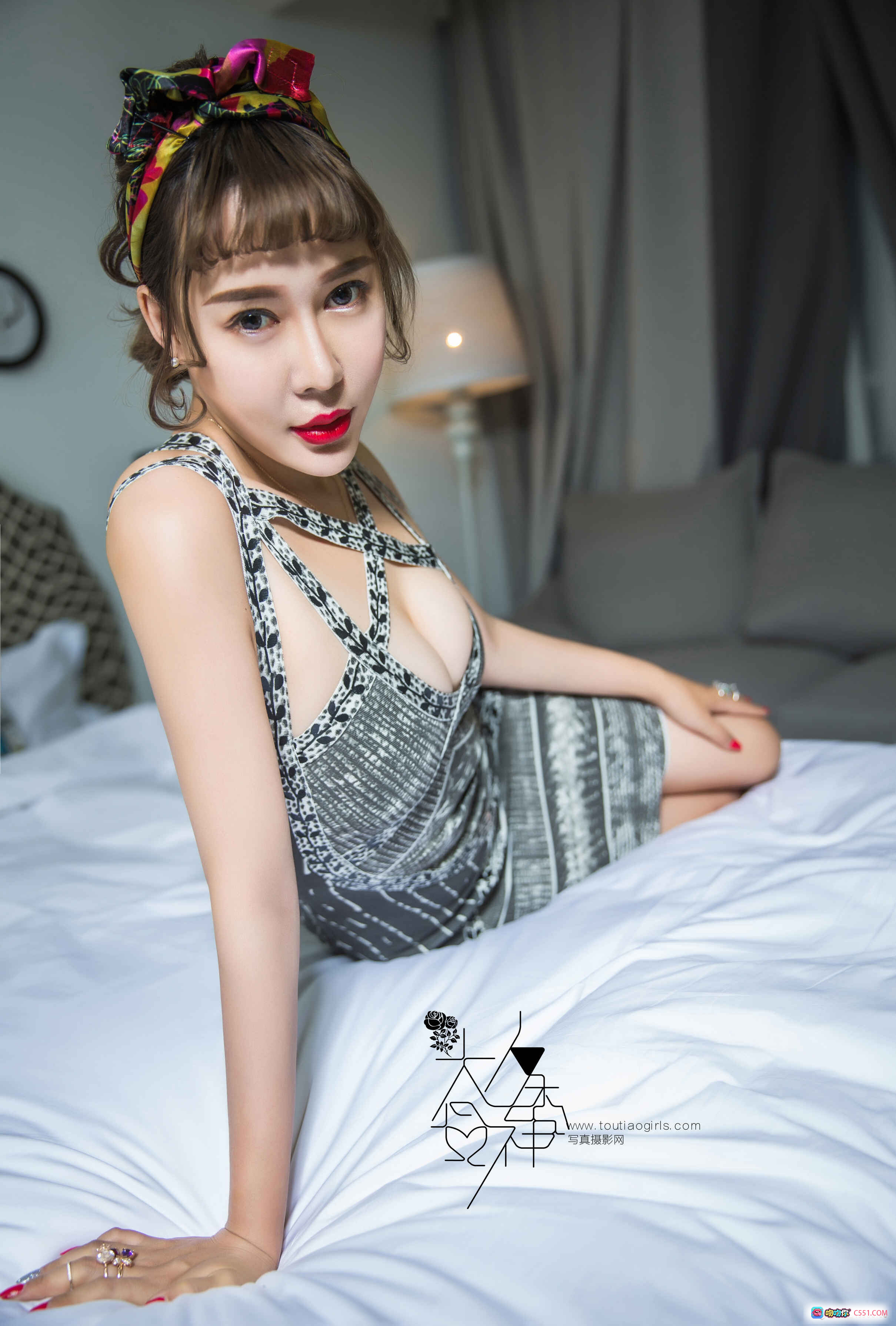 大胸女上司美汐性感写真 | TouTiao头条女神2016.11.28 | 黑白印花吊带裙+彩色发带床上私房照 - 就要吻