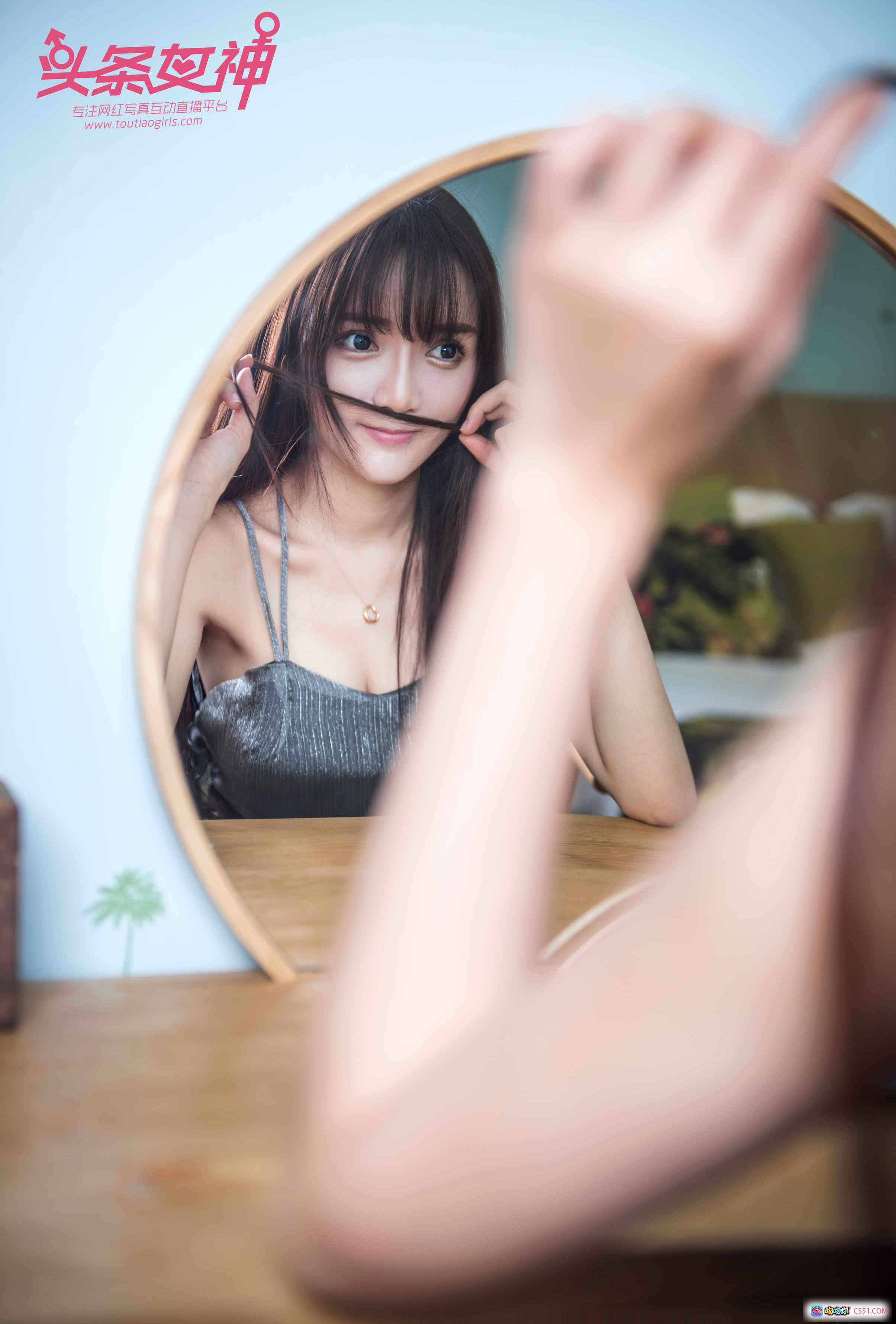 图片[10] - 头条女神小如镜银色吊带裙写真 2017年9月20日高清美图 优雅坐姿长腿高跟鞋室内摄影 - 就要吻