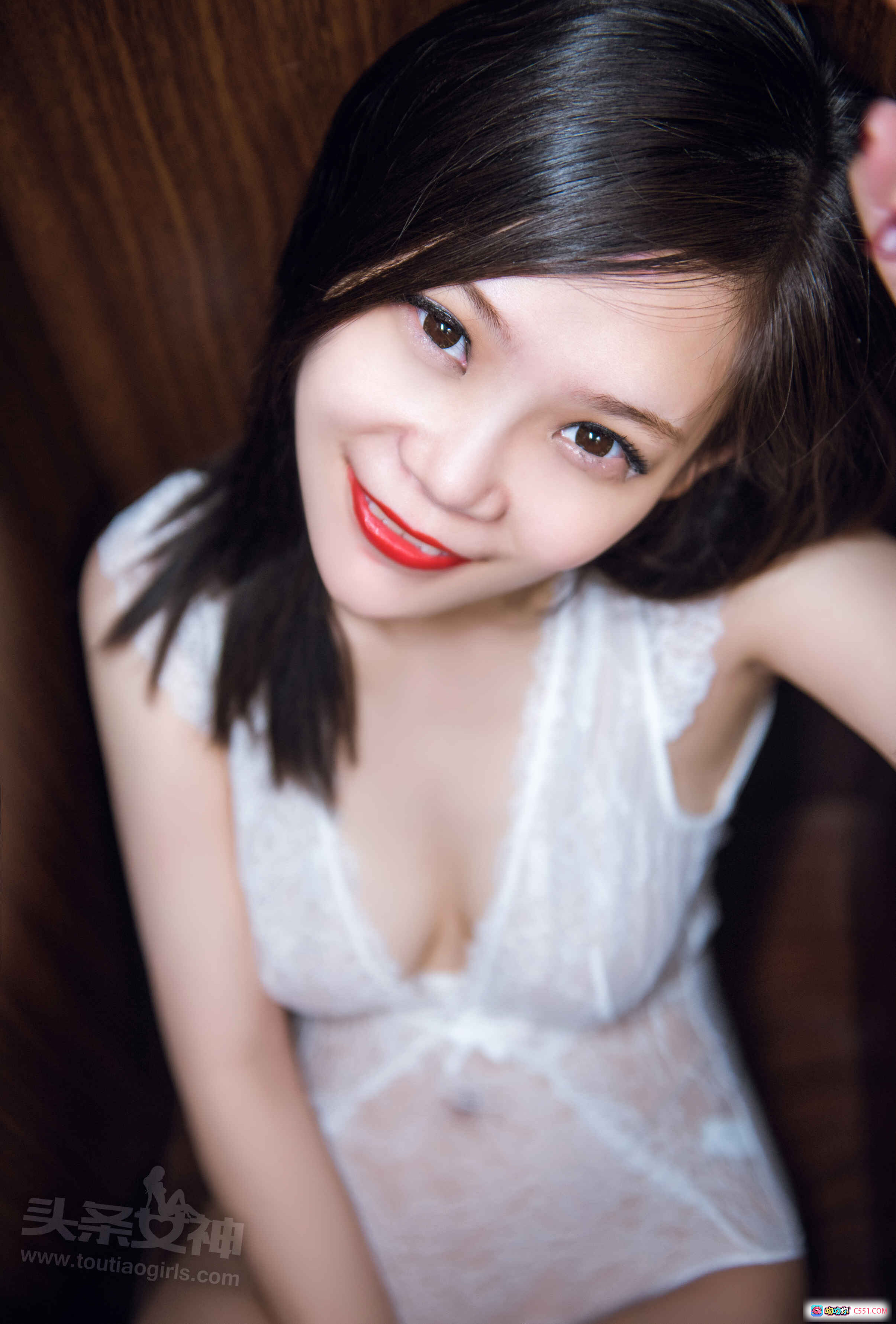 图片[2] - 头条女神小美2017.07.24私房写真 白色蕾丝内衣性感美腿长发低眸诱惑 25P高清图集 - 就要吻