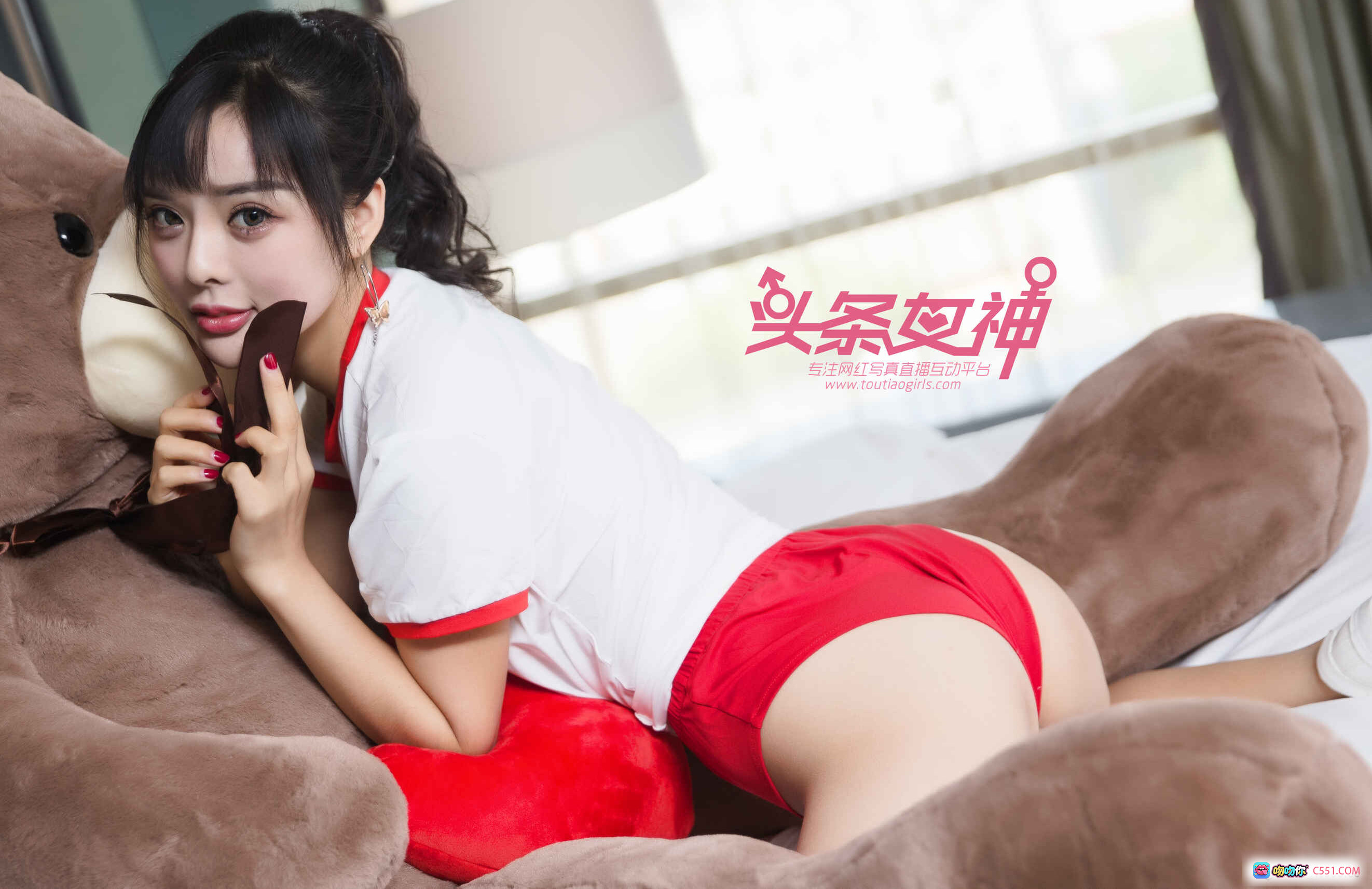 图片[4] - 周熙妍甜美写真｜头条女神2017.11.04｜红白T恤居家风｜可爱马尾少女感｜高清10P59M图集 - 就要吻