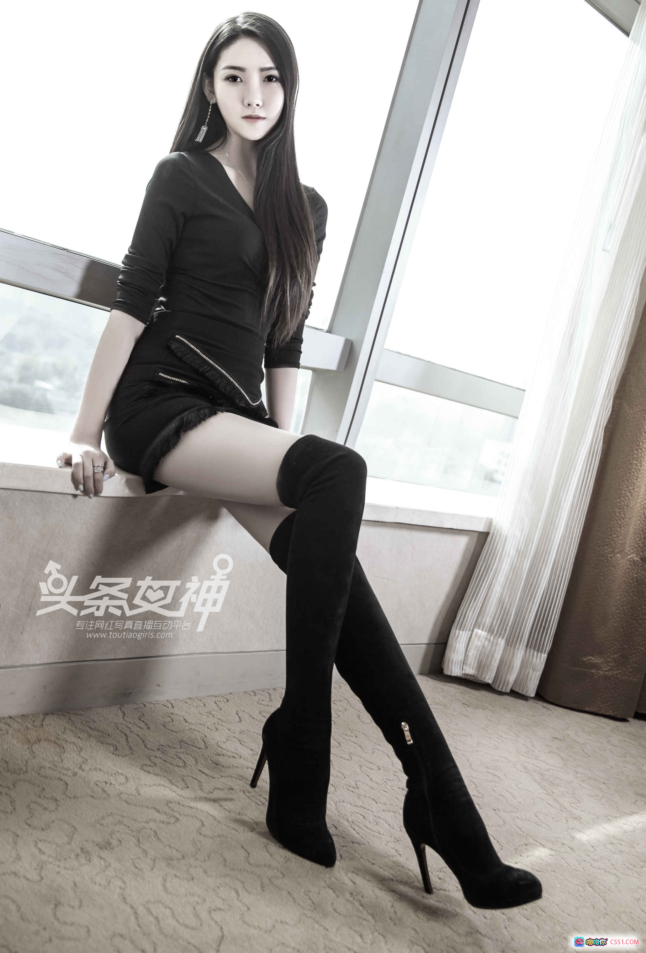 图片[9] - 头条女神雪娇2017写真｜黑色露肩裙+蓝色高跟鞋+丝袜美腿+室内私房性感大片 - 就要吻