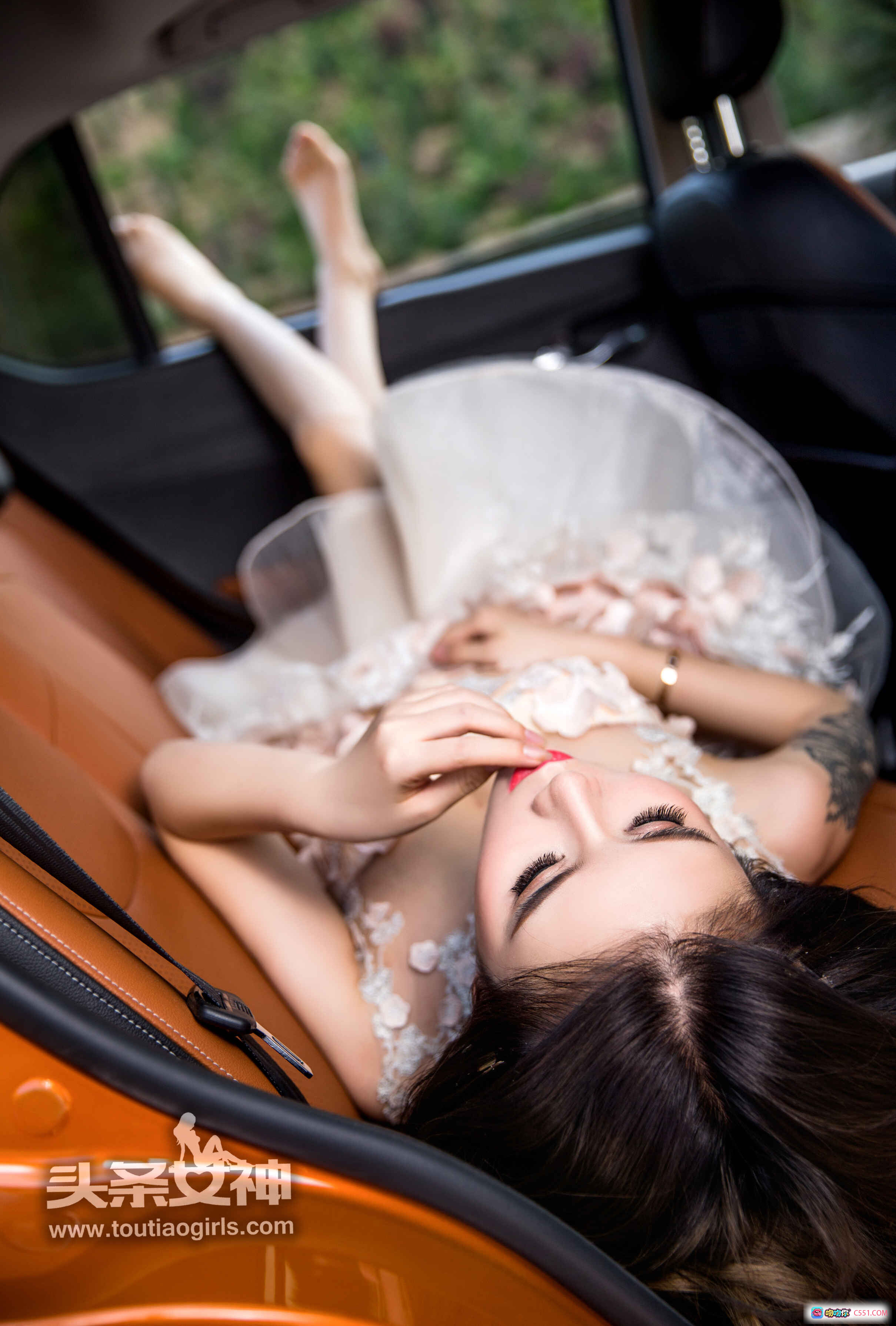 头条女神爱丽莎车内写真：白纱裙美腿长发性感躺姿优雅迷人 - 就要吻