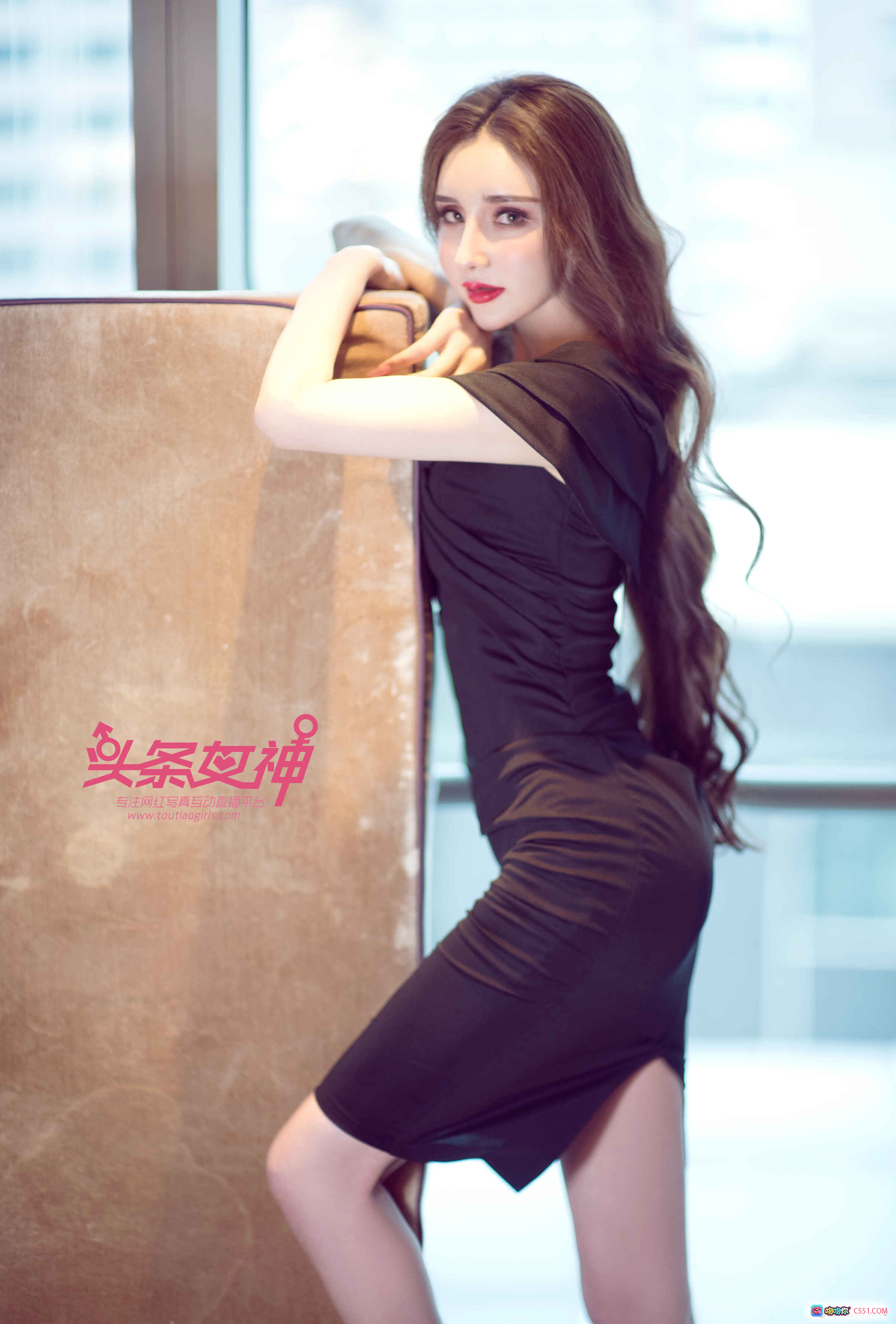 图片[2] - 阿依努尔瓦娅黑色露肩短裙写真 | 头条女神优雅性感私房照 2017精选19P - 就要吻