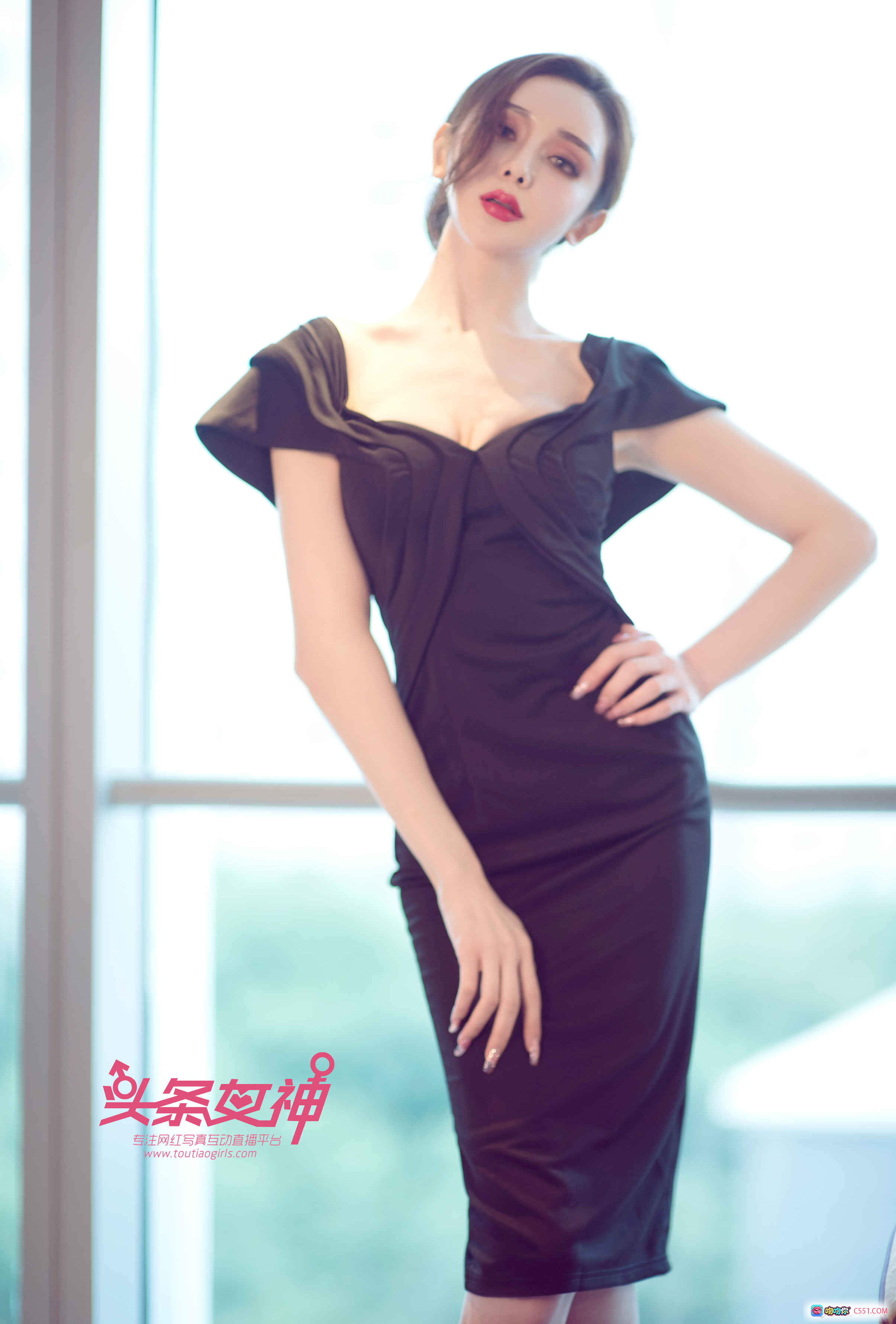 图片[5] - 阿依努尔瓦娅黑色露肩短裙写真 | 头条女神优雅性感私房照 2017精选19P - 就要吻