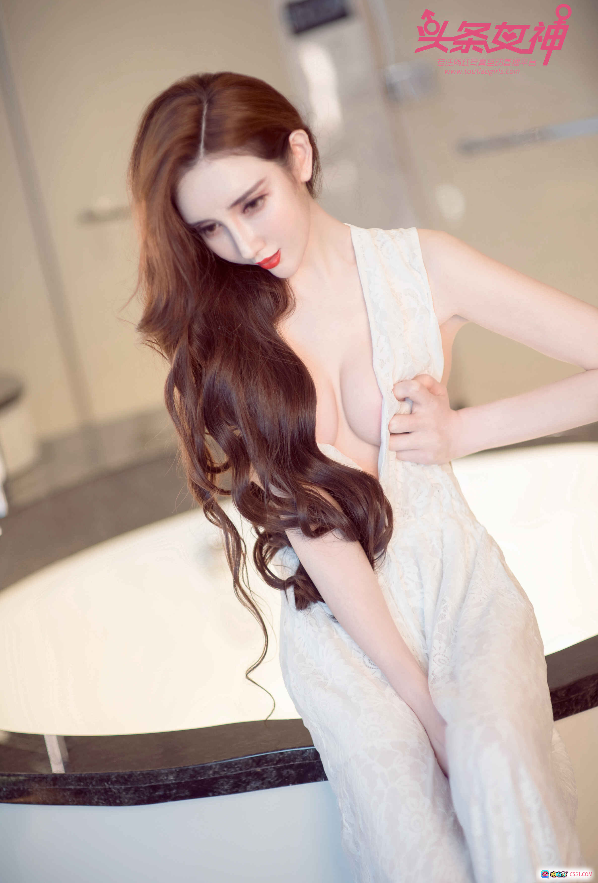 图片[10] - 阿依努尔瓦娅黑色露肩短裙写真 | 头条女神优雅性感私房照 2017精选19P - 就要吻