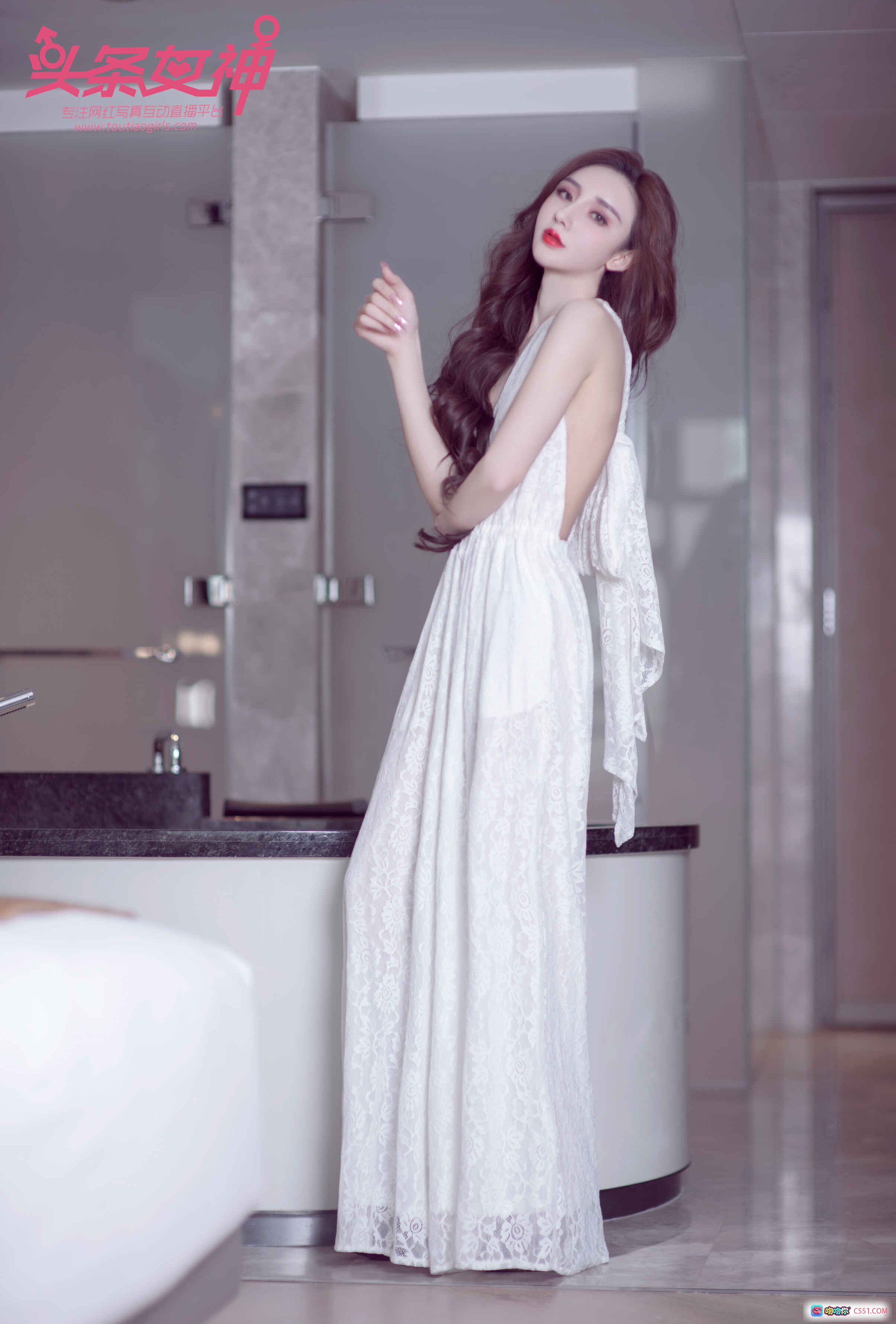 图片[8] - 阿依努尔瓦娅黑色露肩短裙写真 | 头条女神优雅性感私房照 2017精选19P - 就要吻