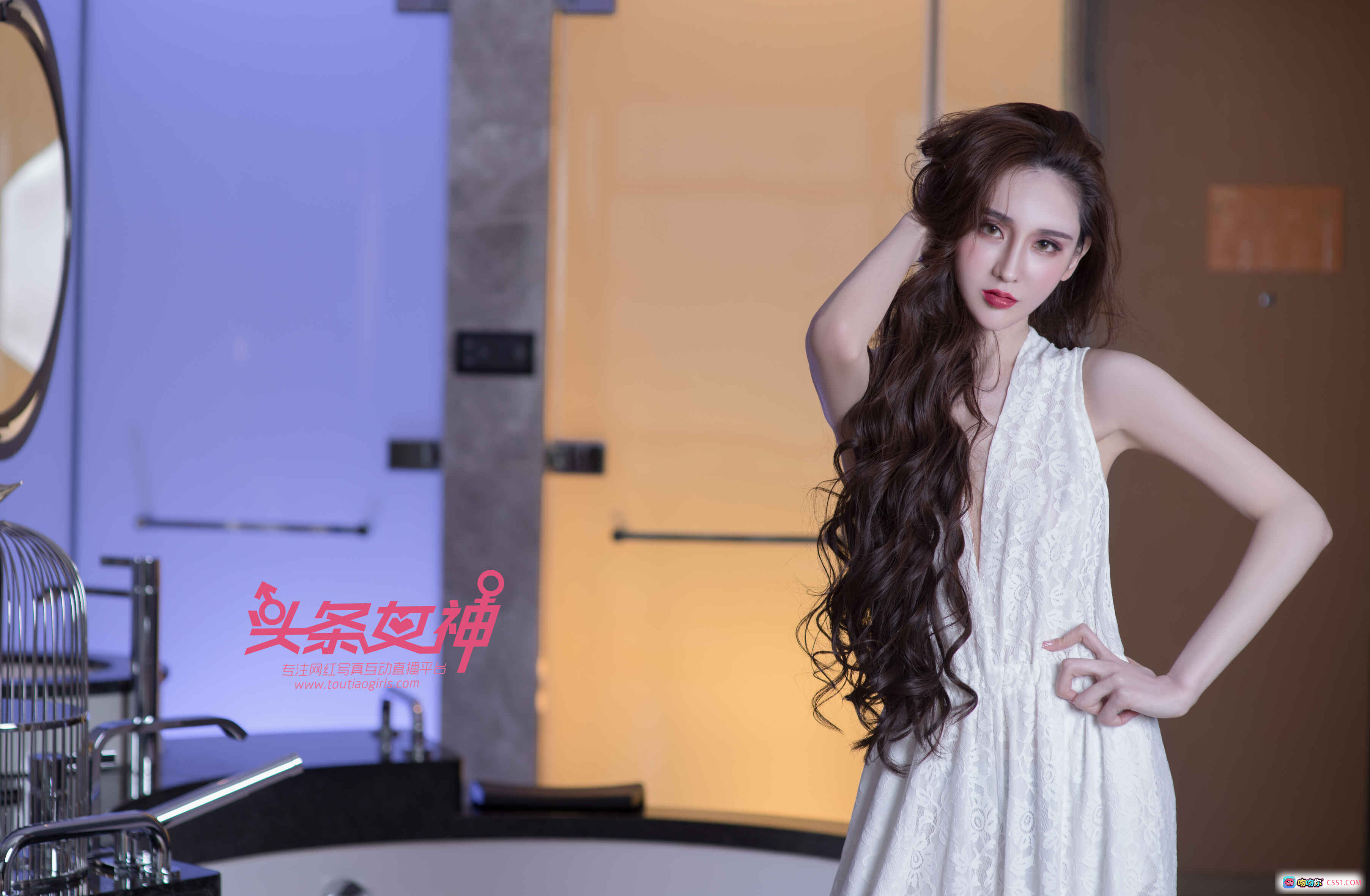 图片[4] - 阿依努尔瓦娅黑色露肩短裙写真 | 头条女神优雅性感私房照 2017精选19P - 就要吻