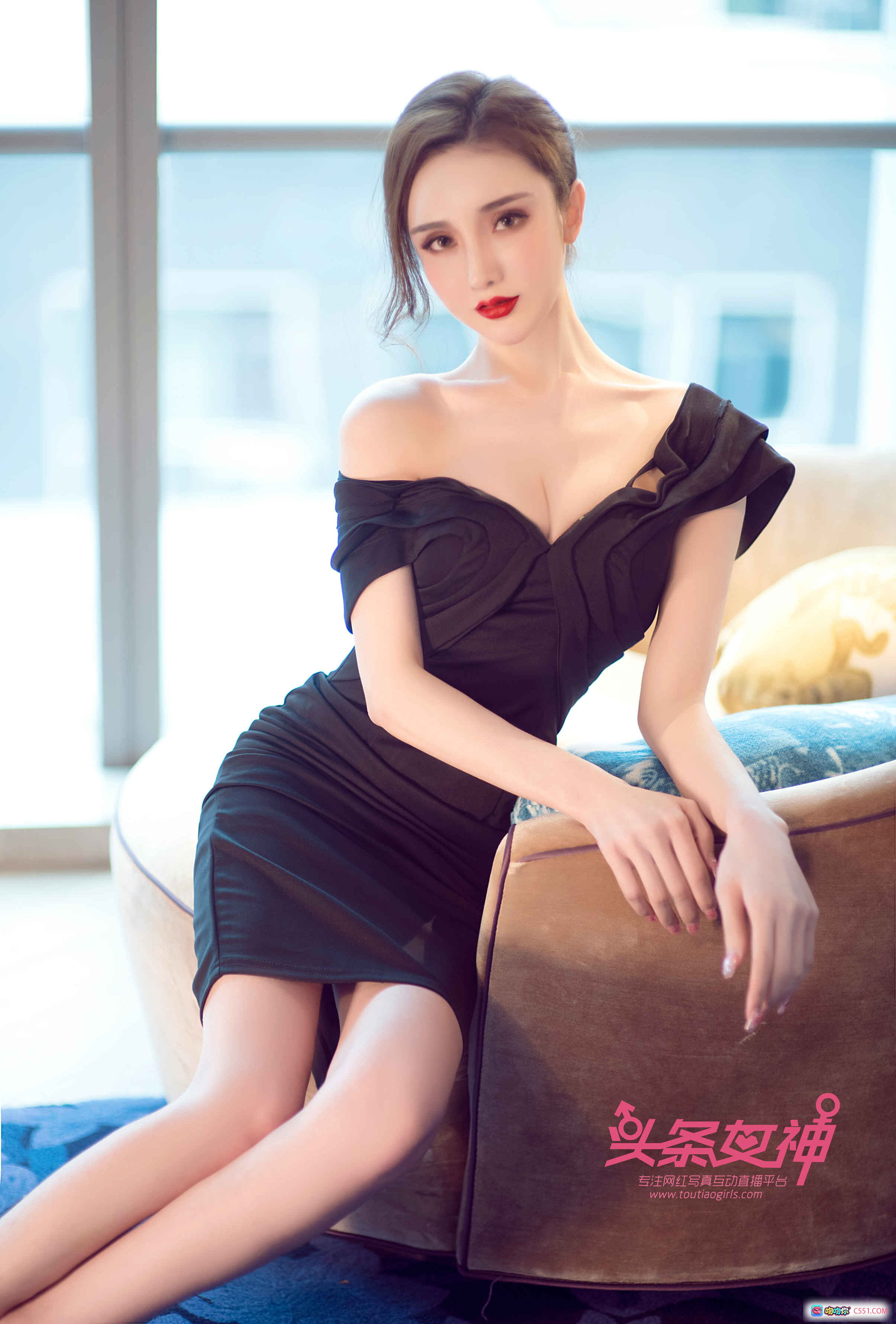 图片[1] - 阿依努尔瓦娅黑色露肩短裙写真 | 头条女神优雅性感私房照 2017精选19P - 就要吻