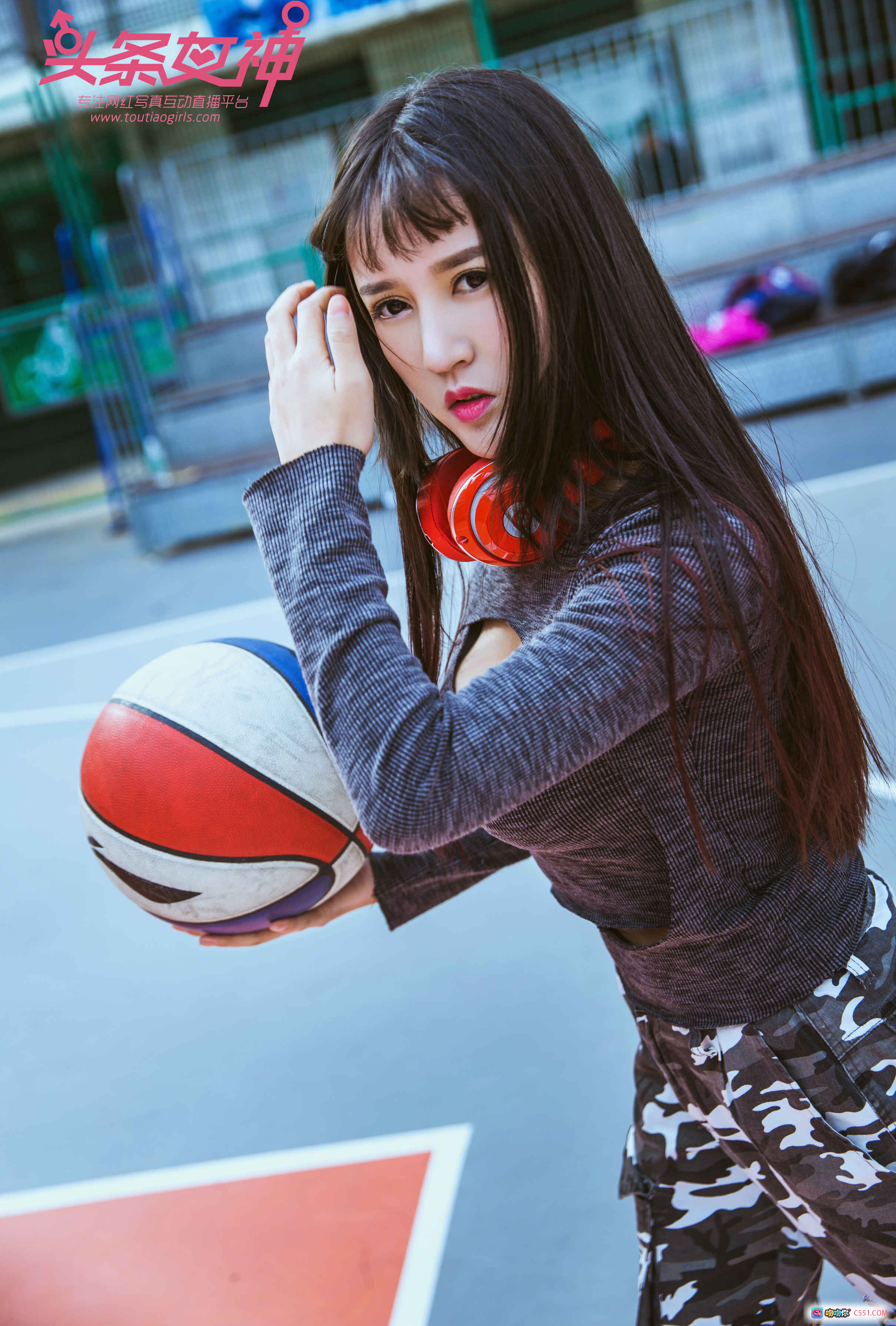 图片[9] - 头条女神大晗篮球场写真：长发齐刘海+迷彩裤+白色外套+红蓝篮球+户外运动风性感美拍 - 就要吻