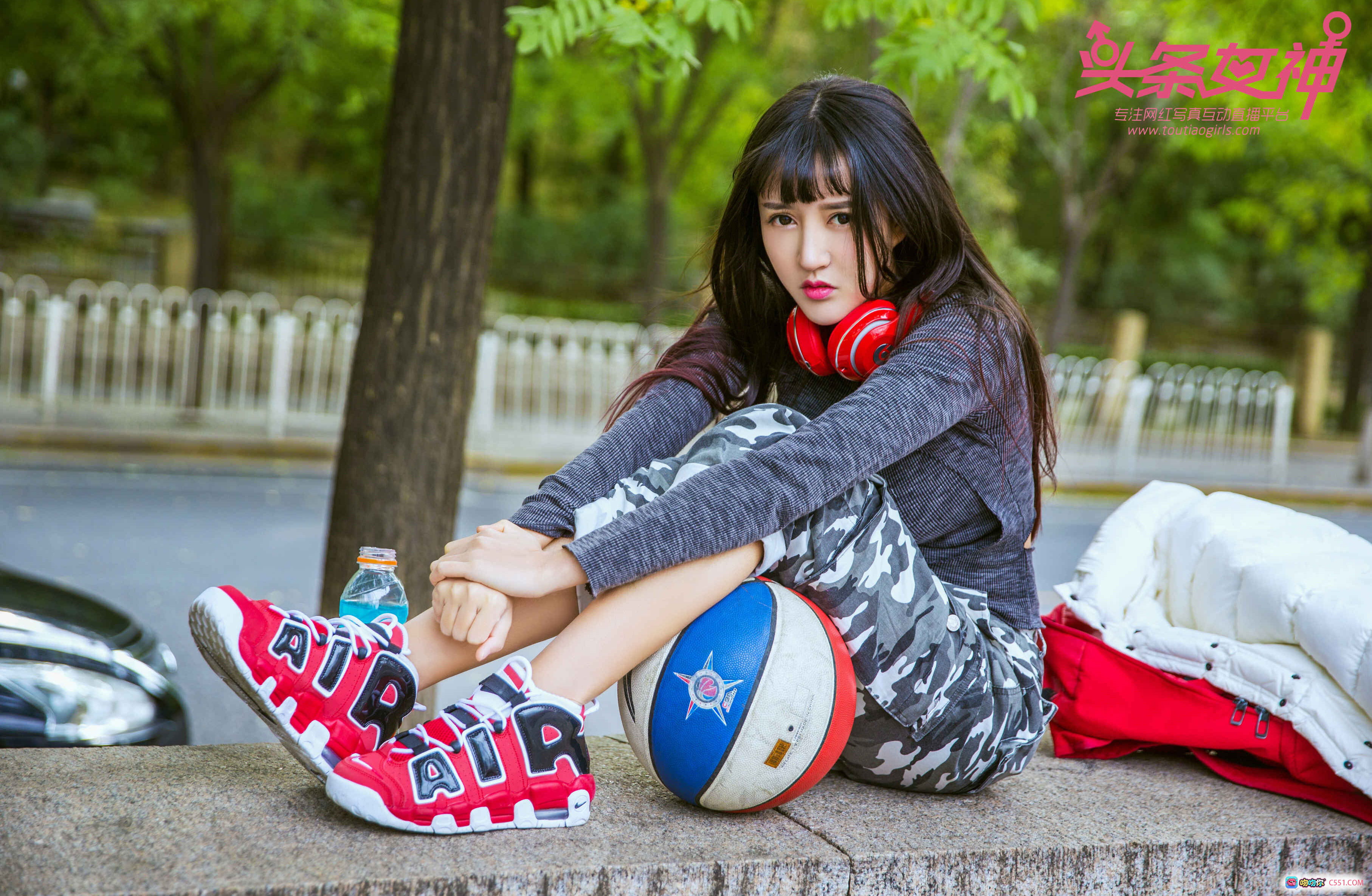 图片[10] - 头条女神大晗篮球场写真：长发齐刘海+迷彩裤+白色外套+红蓝篮球+户外运动风性感美拍 - 就要吻